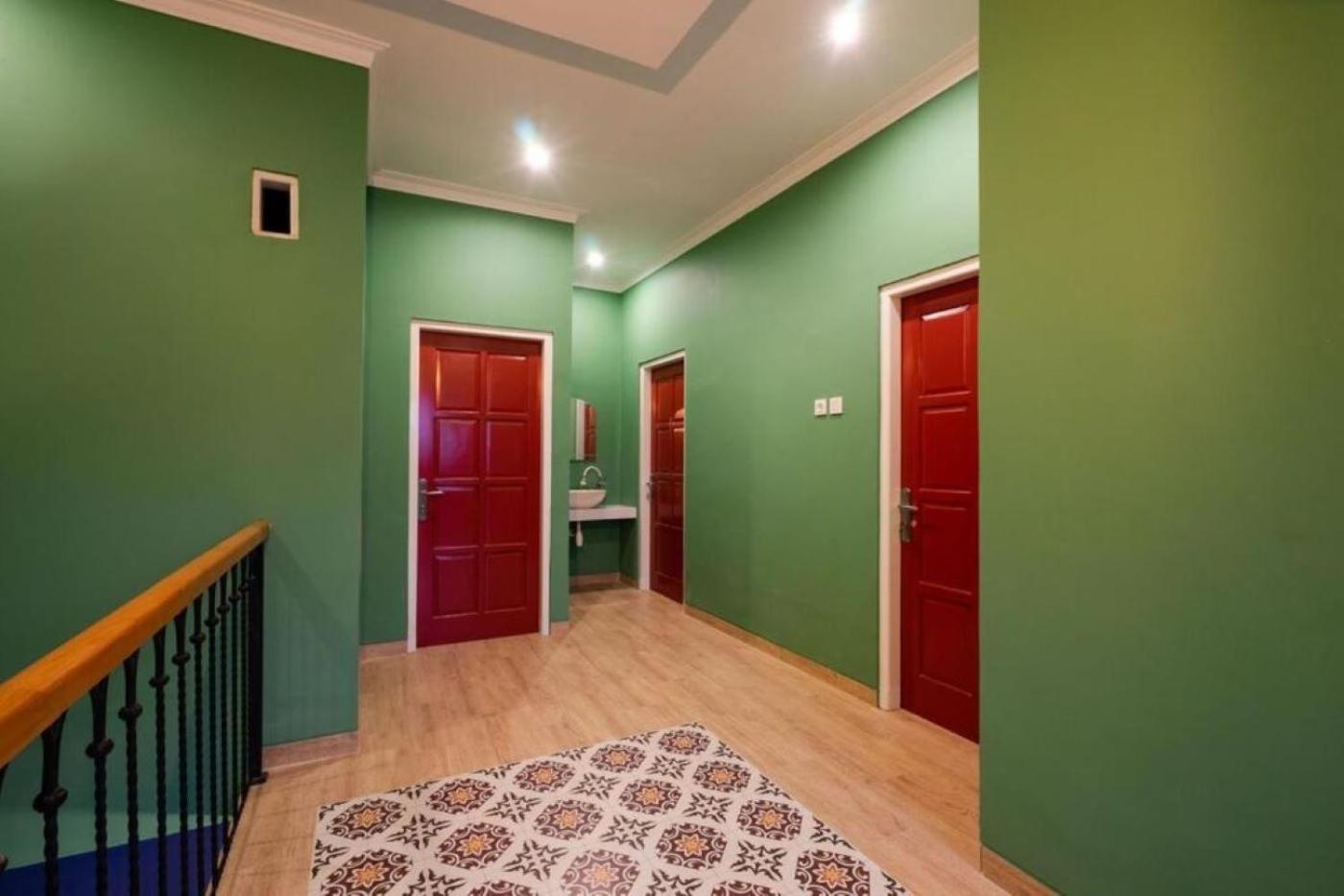 Six-Bedroom House photo 1