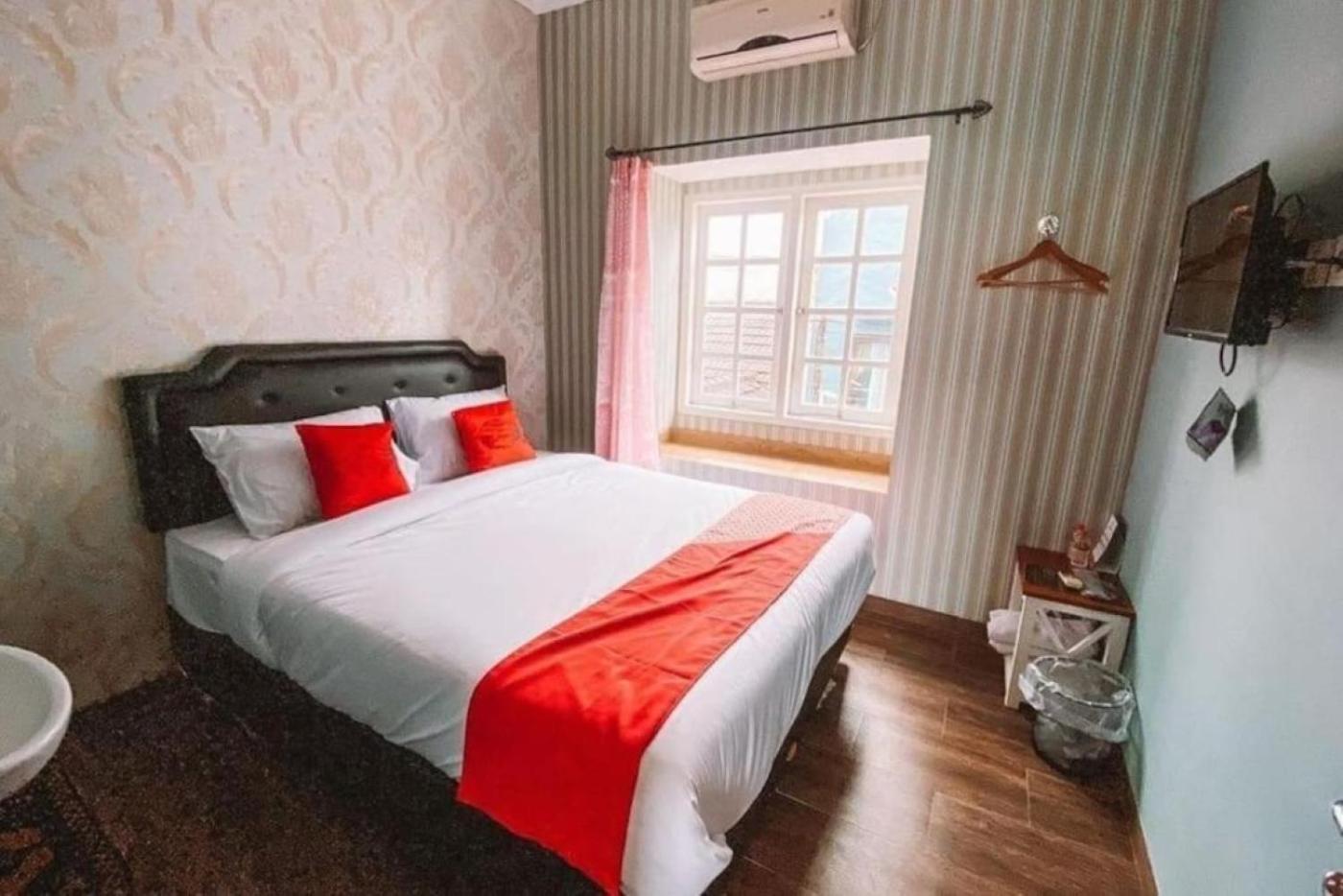 Six-Bedroom House photo 2