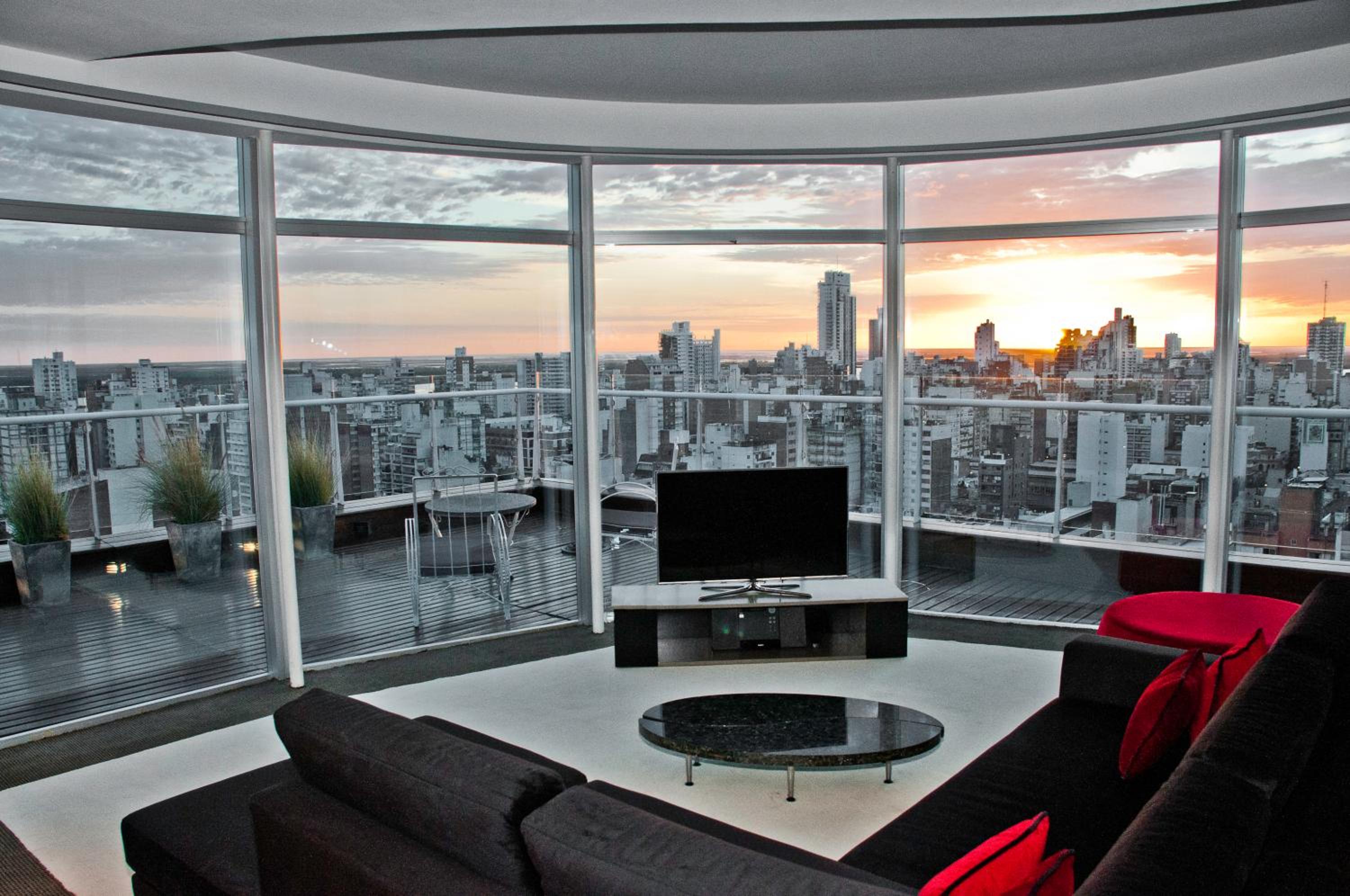 One-Bedroom King Suite with Balcony 2 thumbnail 5