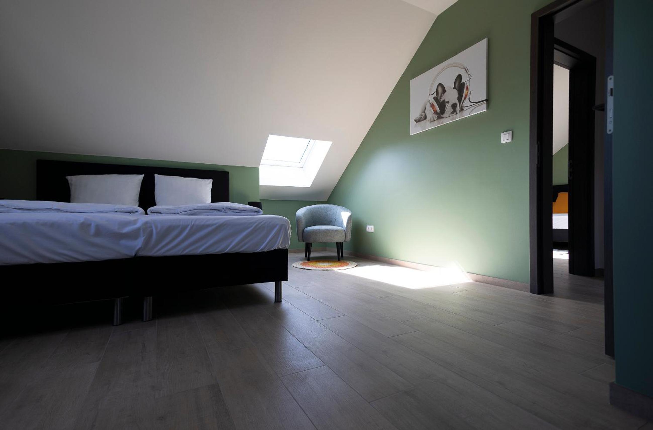 Seven-Bedroom House photo 1