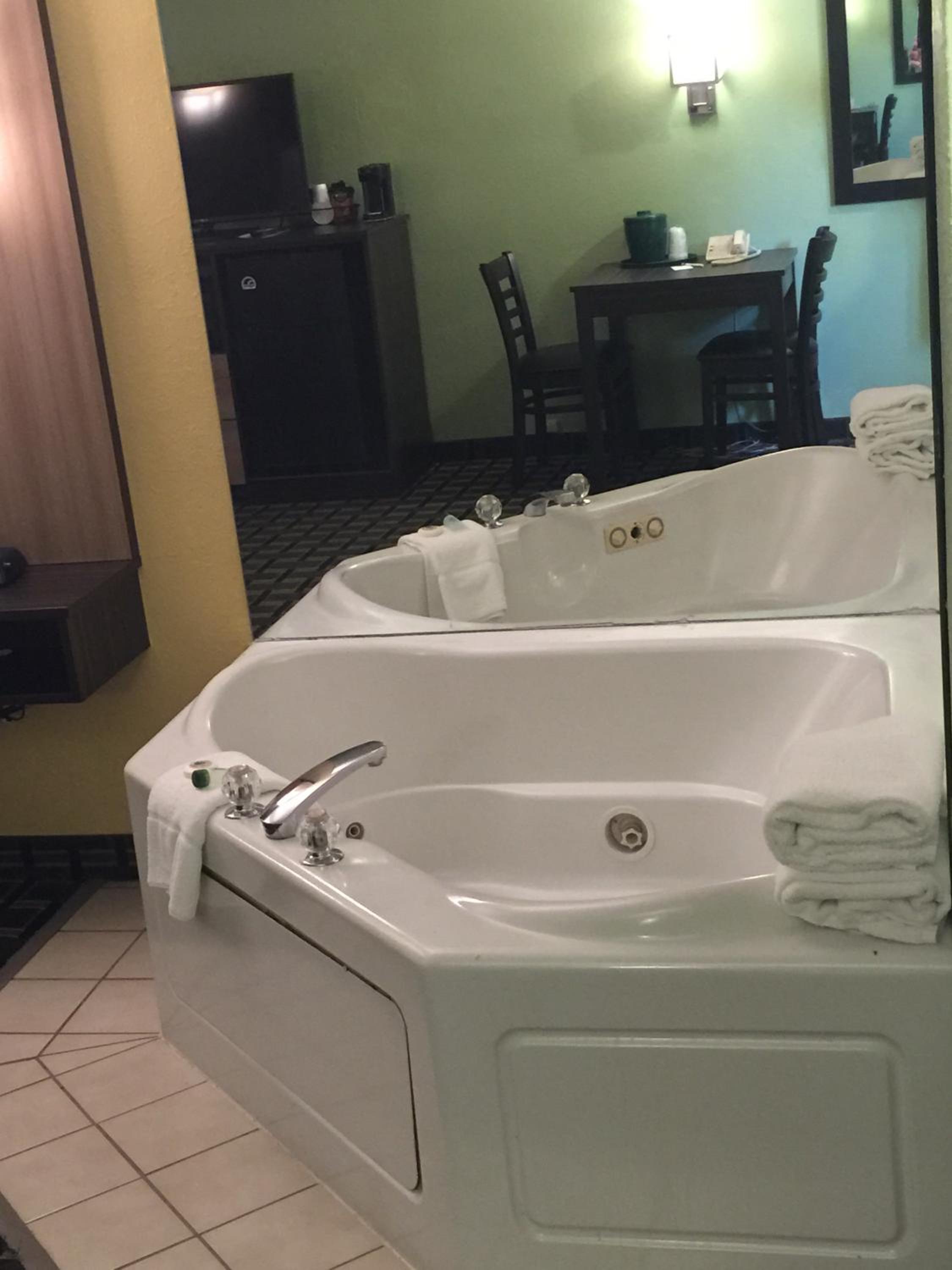 Queen Room with Spa Bath - Smoking - Photo 12