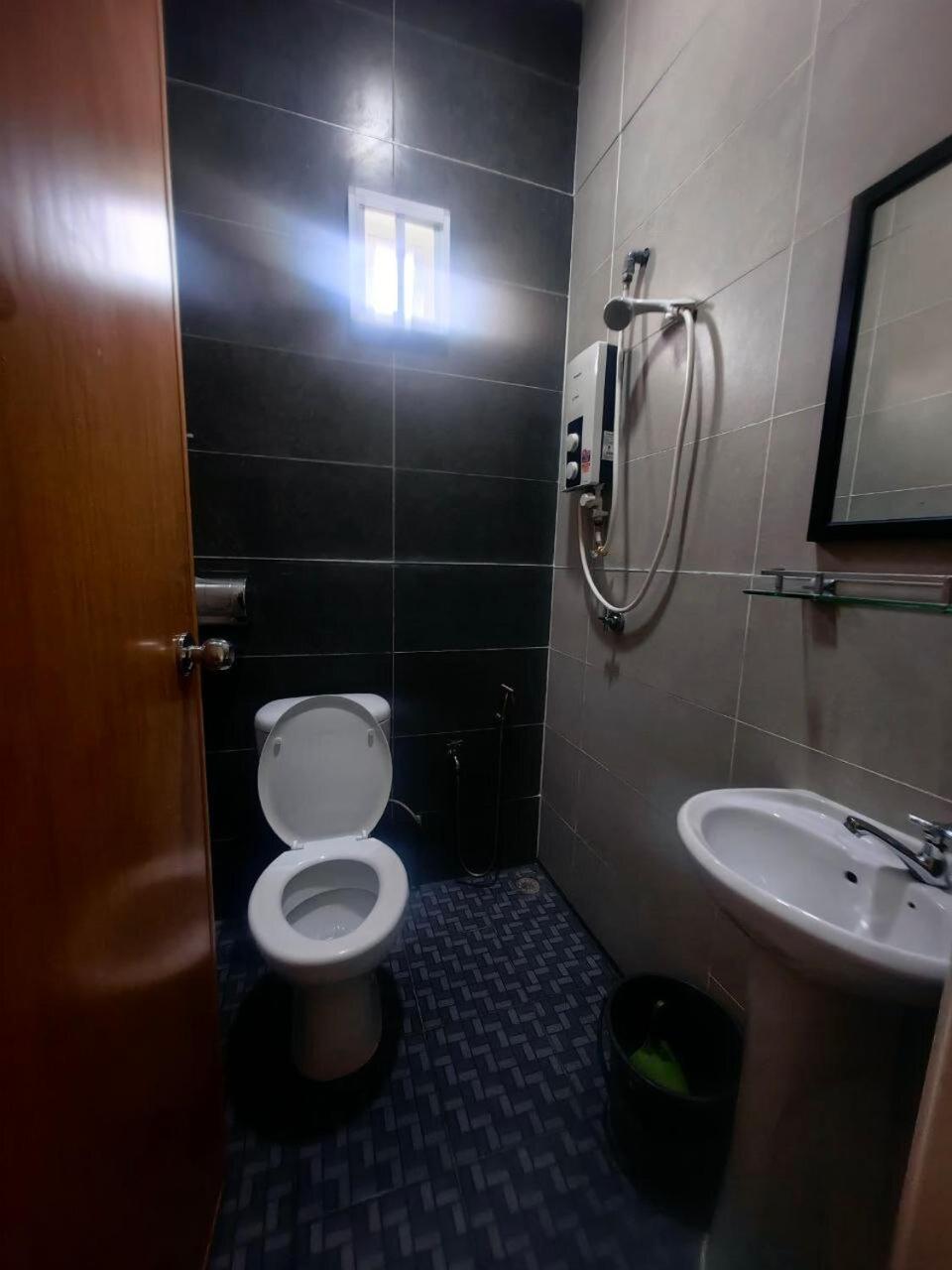 Double Room with Private Bathroom - Photo 18