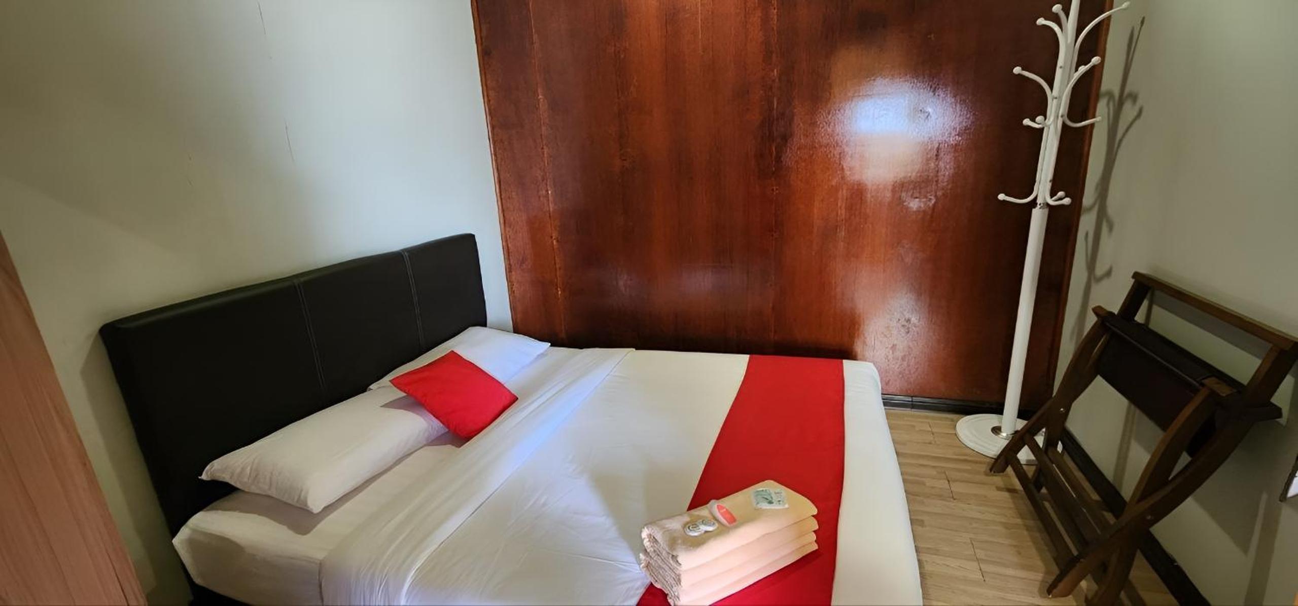 Double Room with Private Bathroom - Photo 16