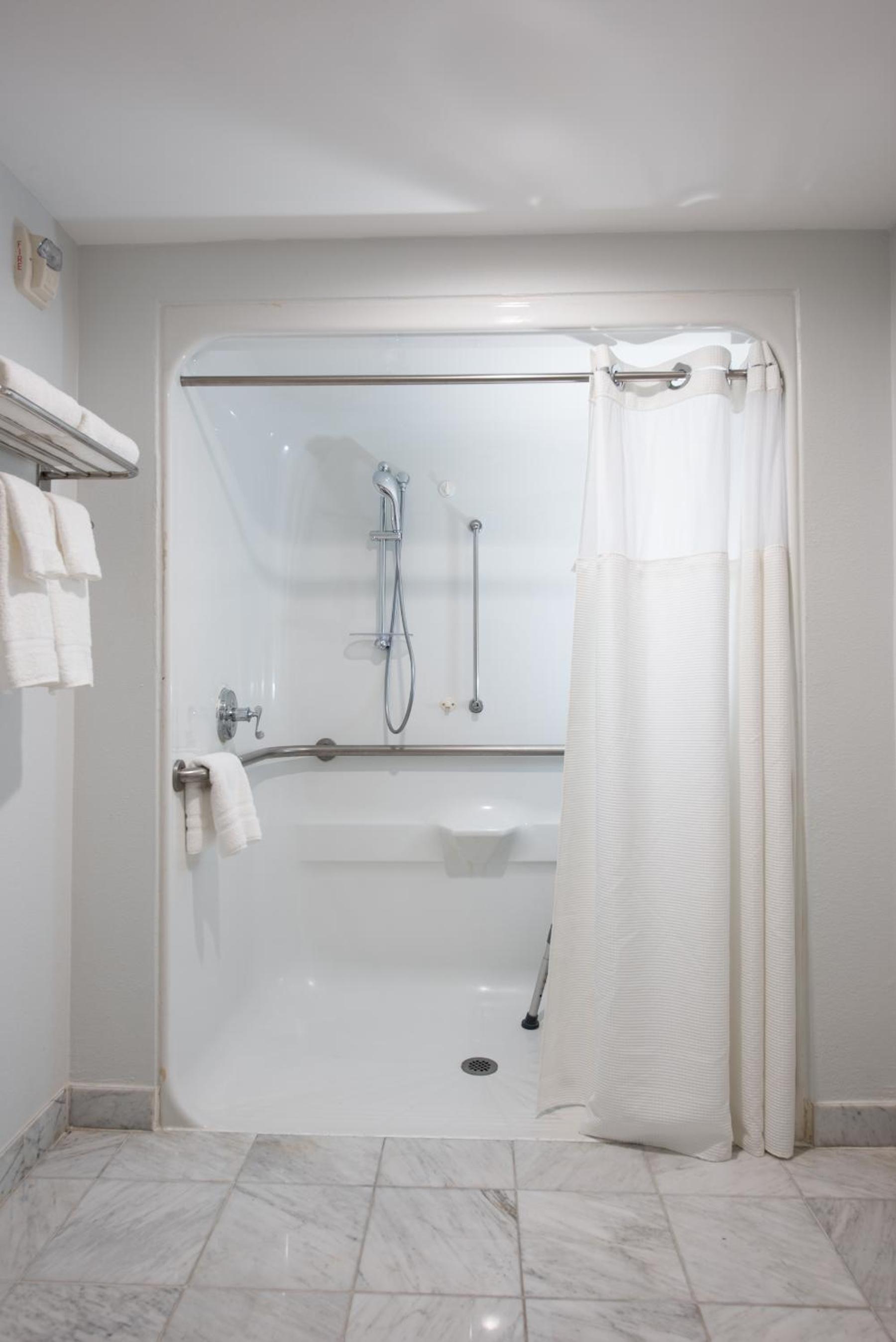 Standard Queen Room with Two Queen Beds and Mobility Accessible Roll-In Shower - Photo 4