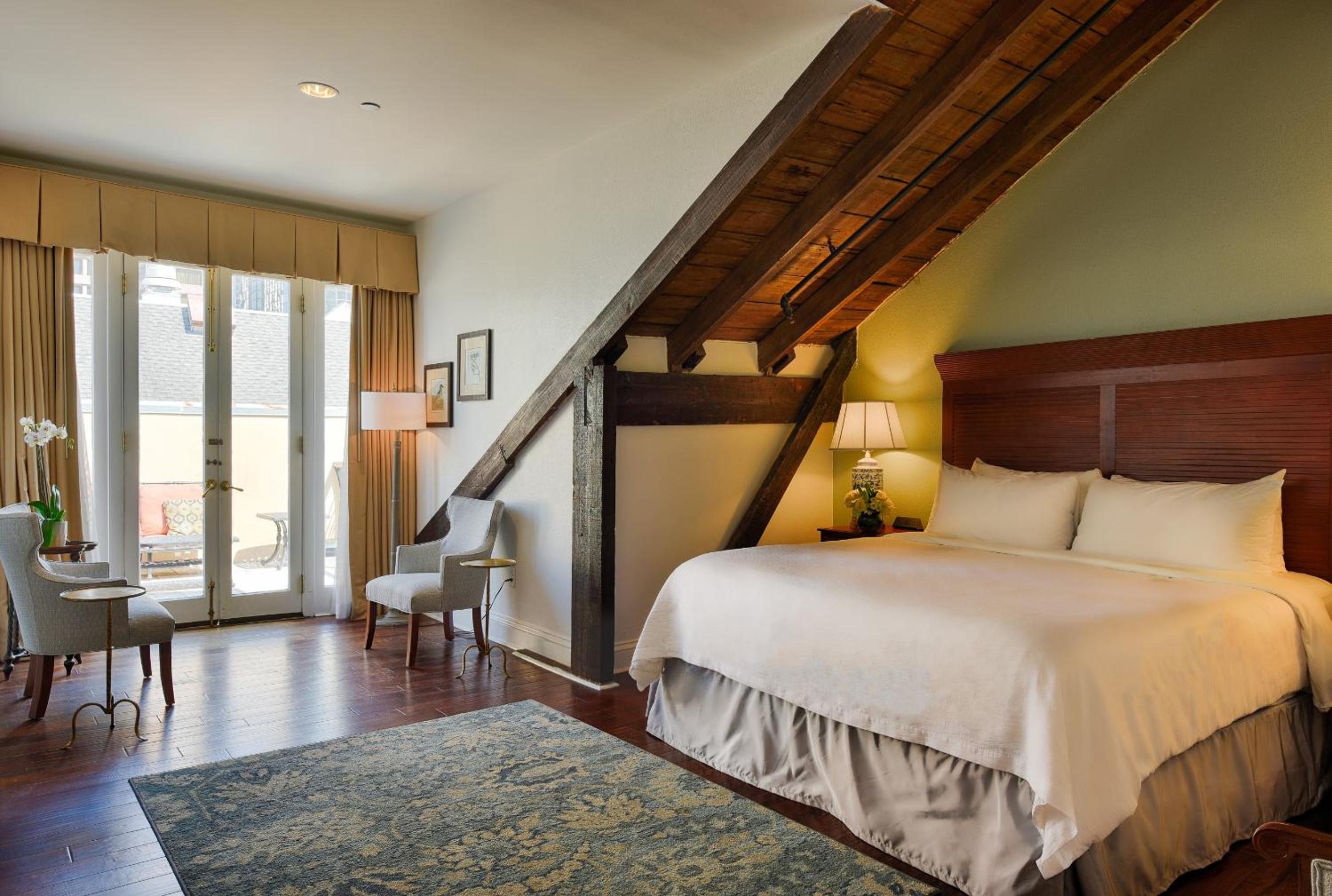 Premium King Room with Balcony - Photo 4