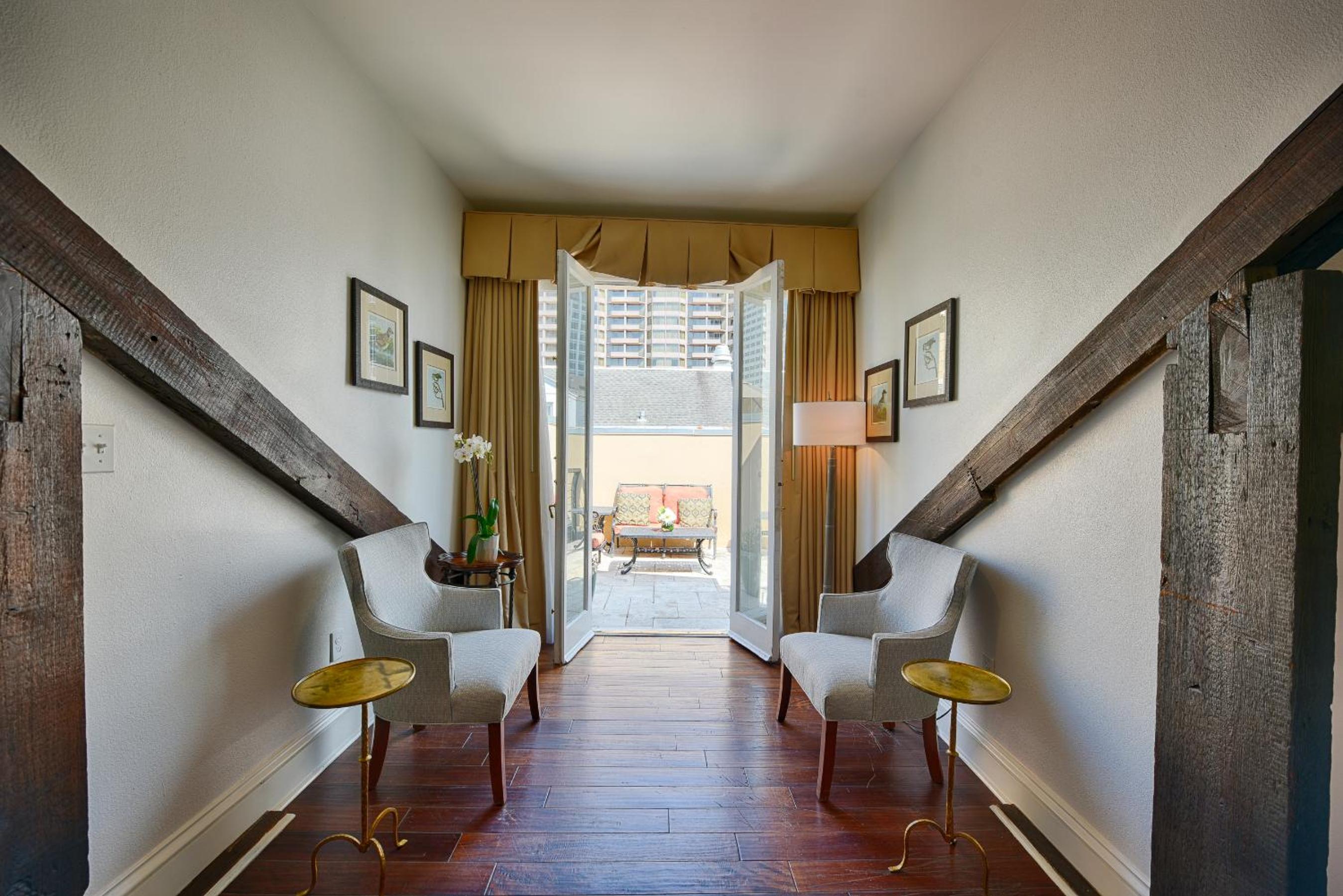 Premium King Room with Balcony - Photo 5
