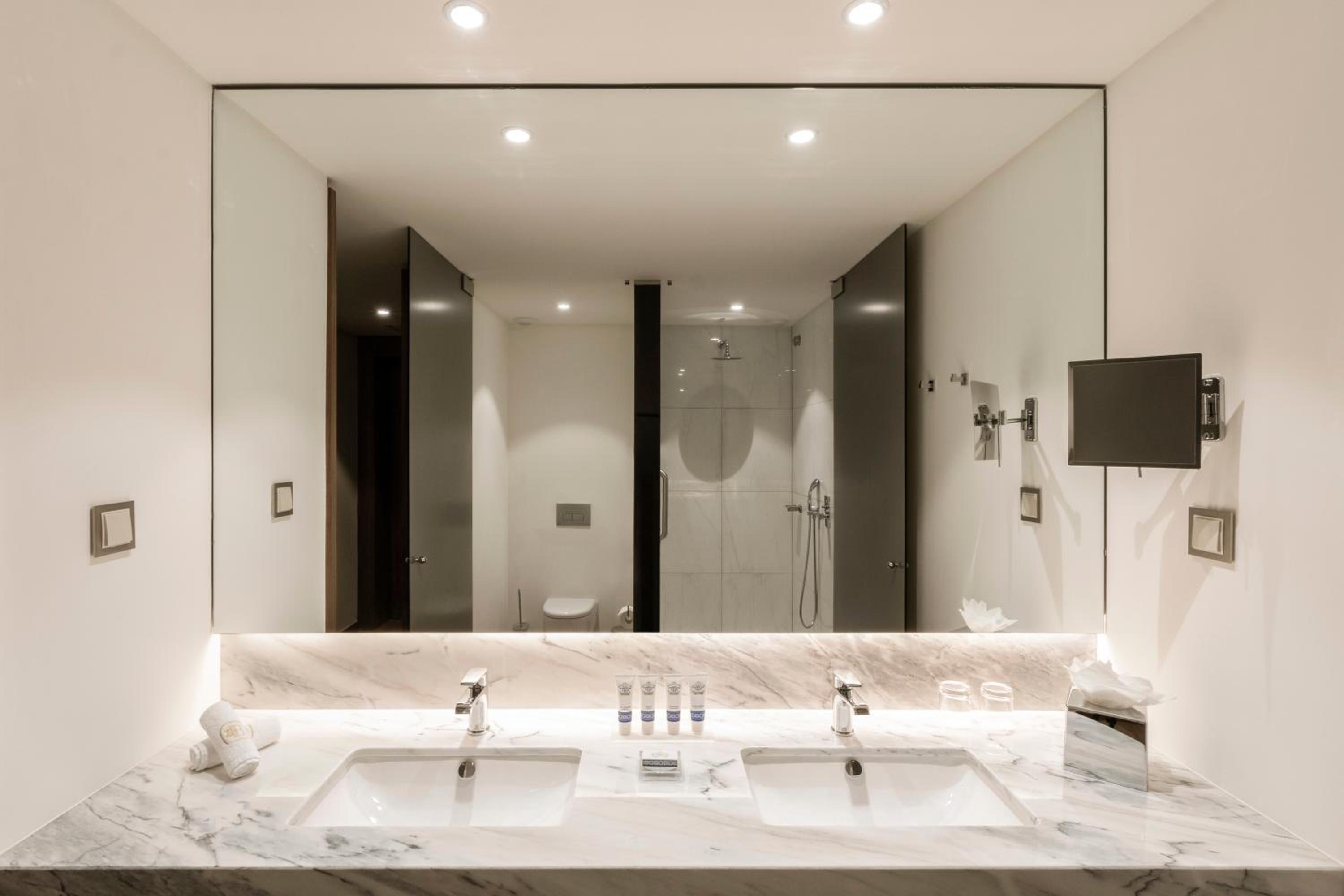 Grand Premium King Room - Photo 5