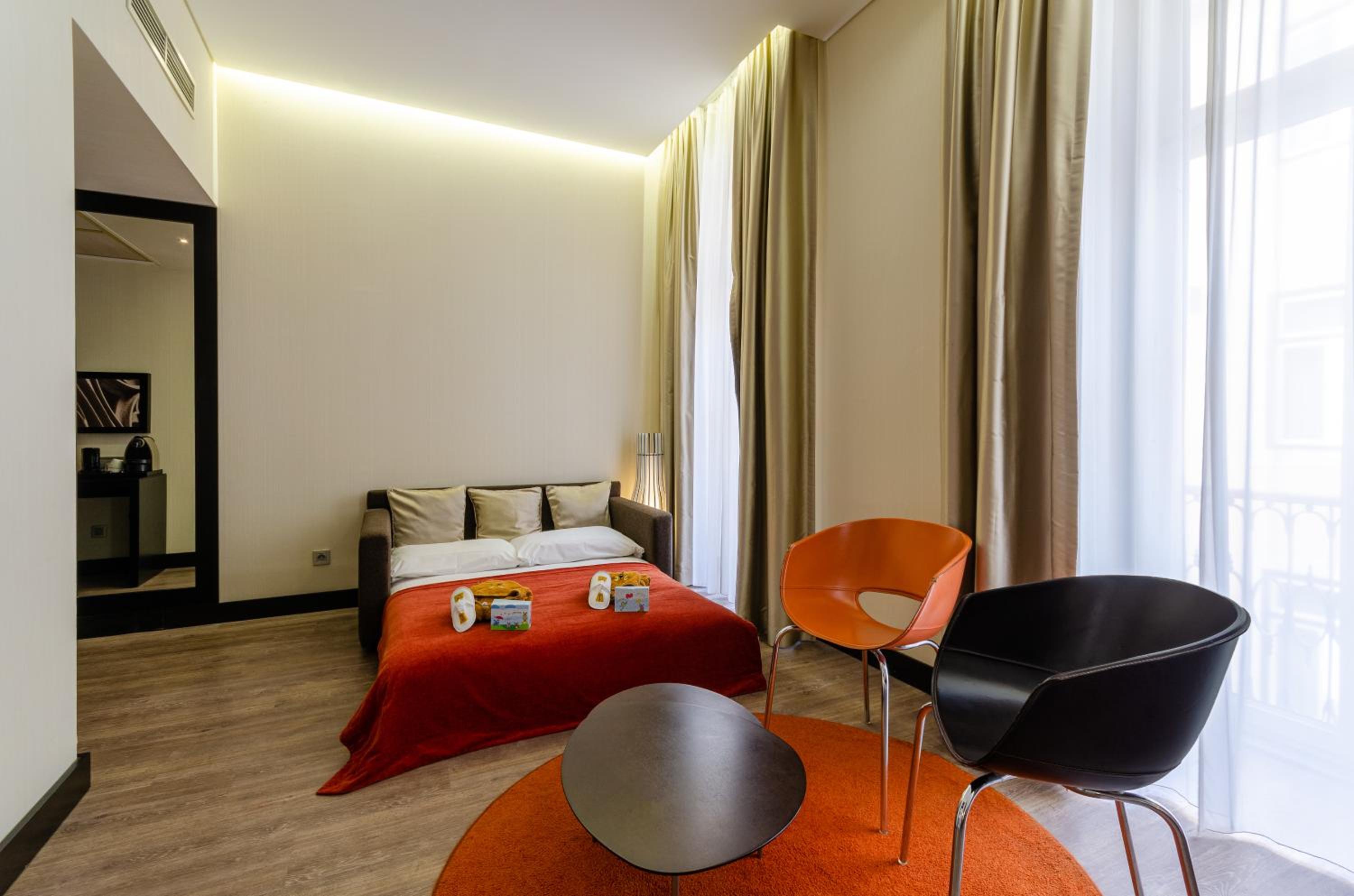 Suite with Street View