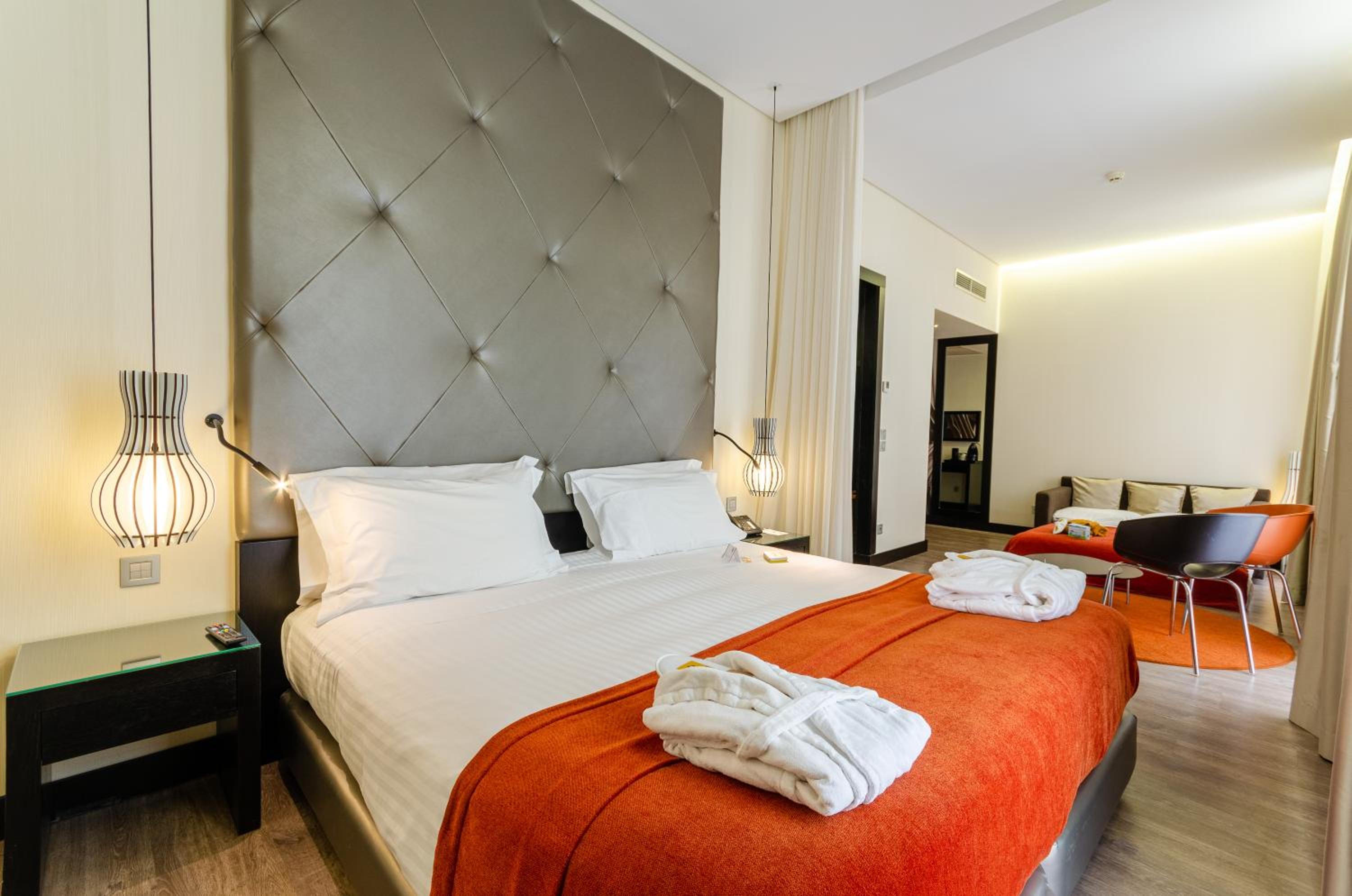 Suite with Street View thumbnail 5