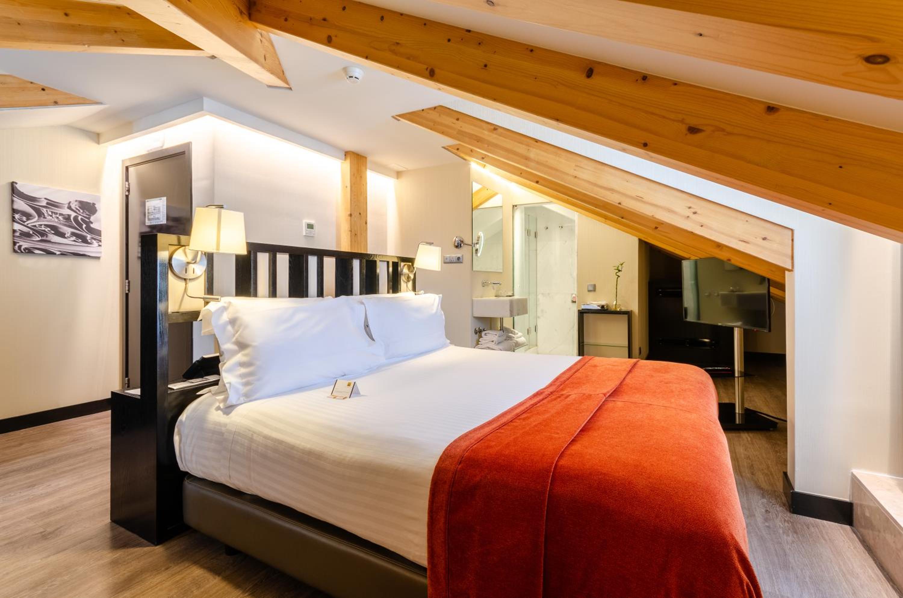 Comfort Double Room with Street View thumbnail 5