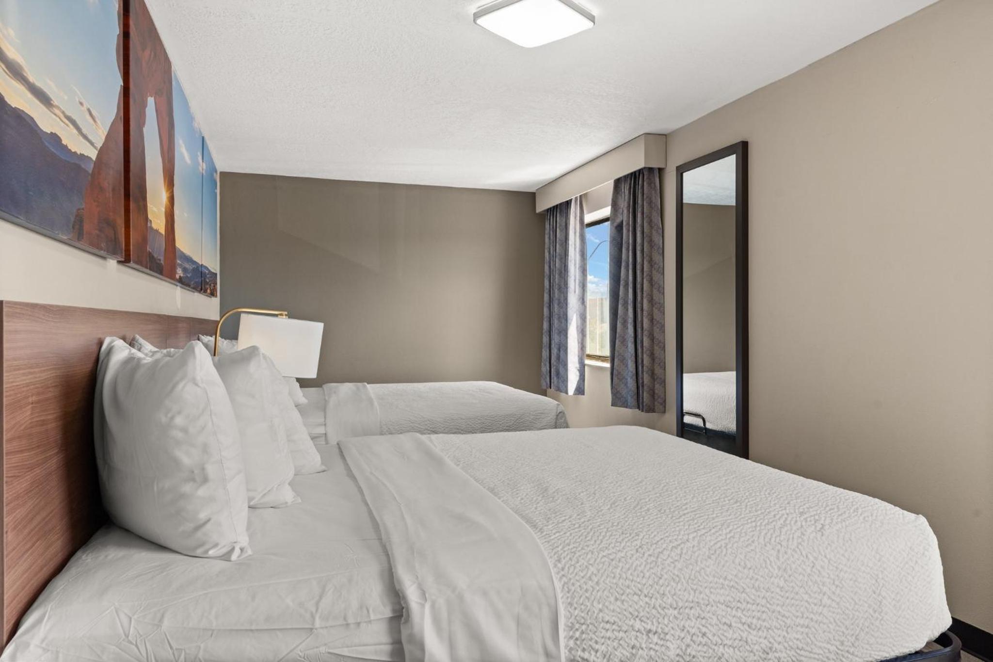 Queen Room with Two Queen Beds - Non-Smoking - Photo 9