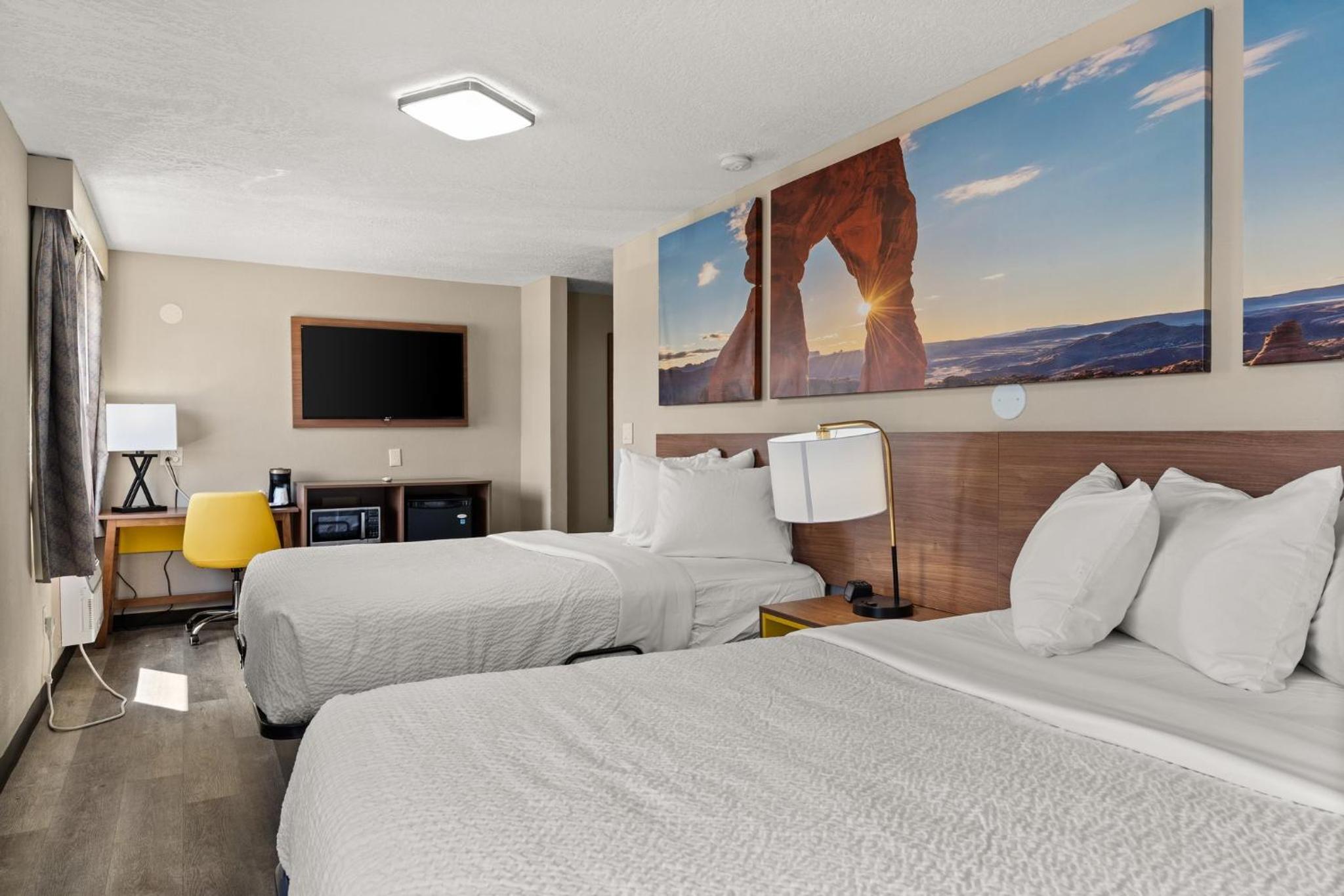Queen Room with Two Queen Beds - Non-Smoking - Photo 7
