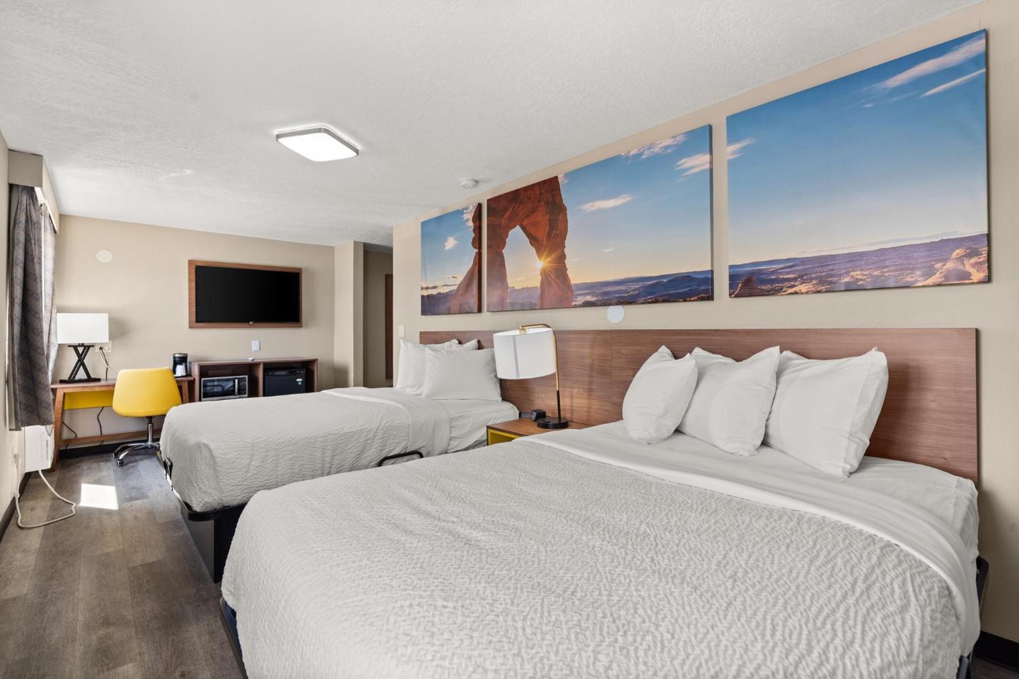 Queen Room with Two Queen Beds - Non-Smoking - Photo 8