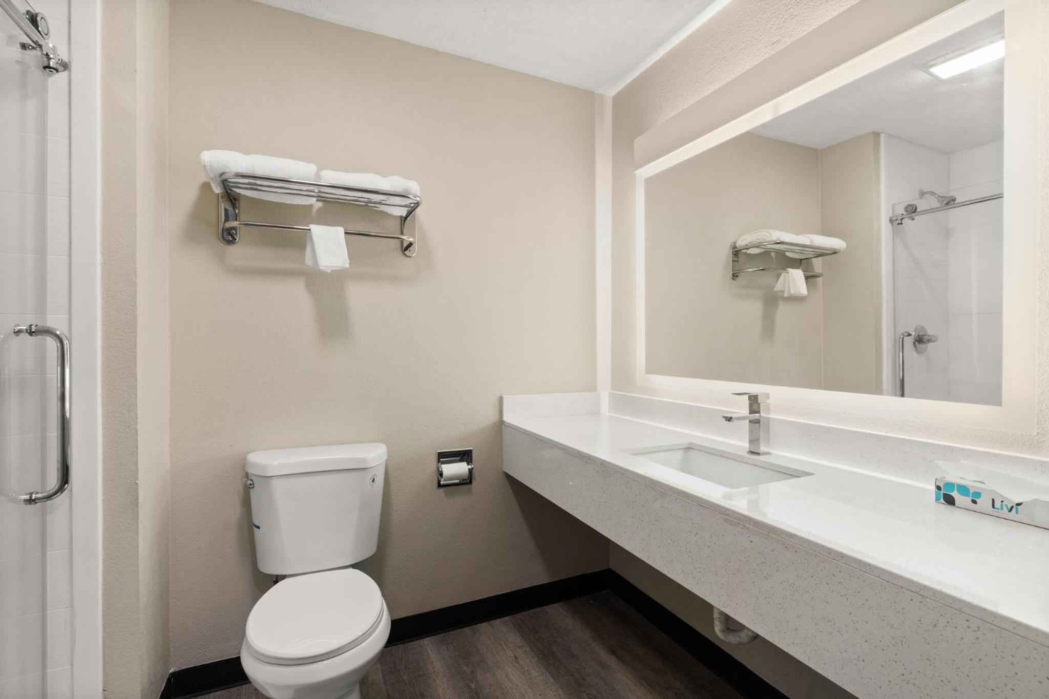 Queen Room with Two Queen Beds - Non-Smoking - Photo 6