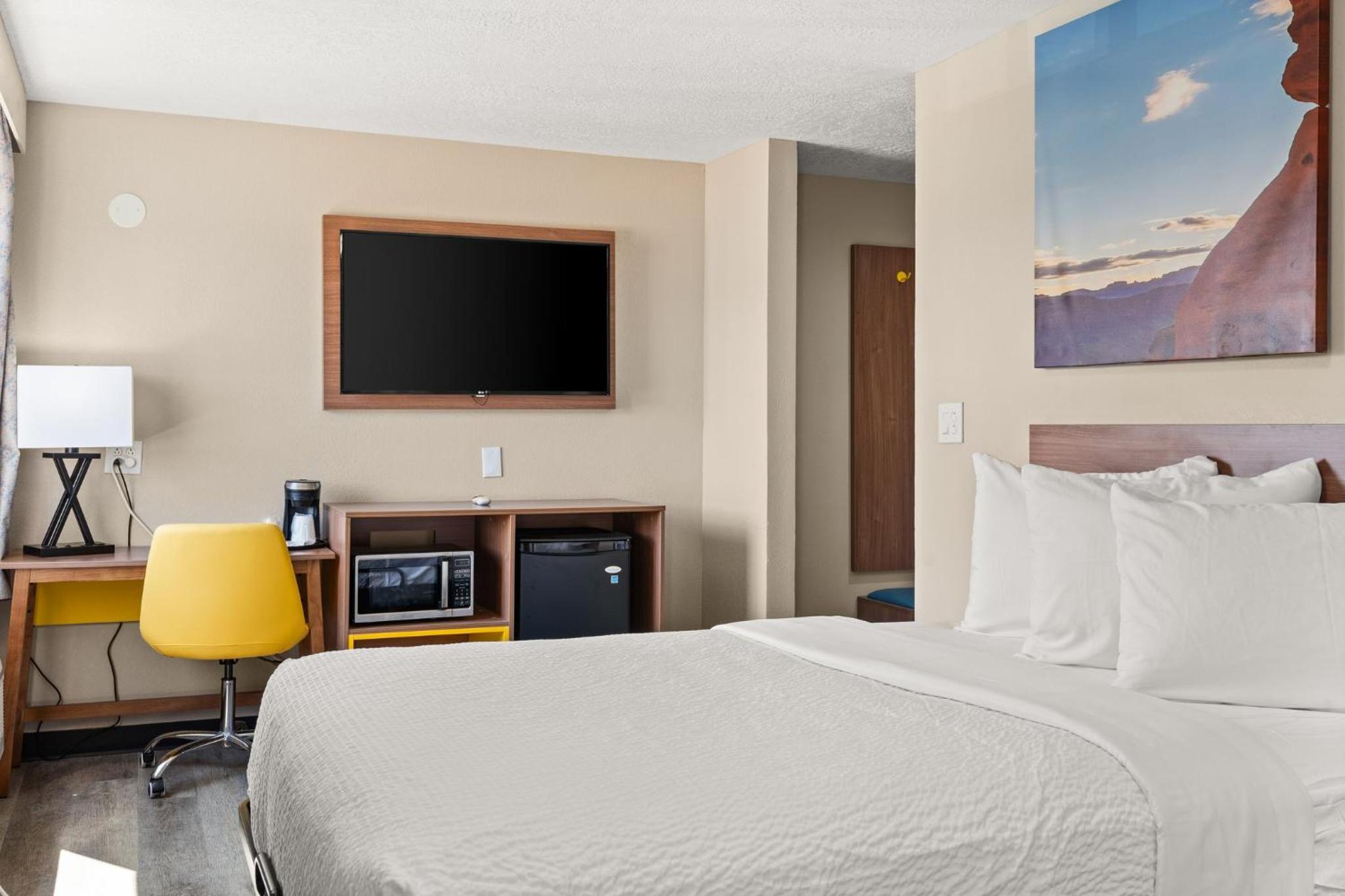 Queen Room with Two Queen Beds - Non-Smoking - Photo 13