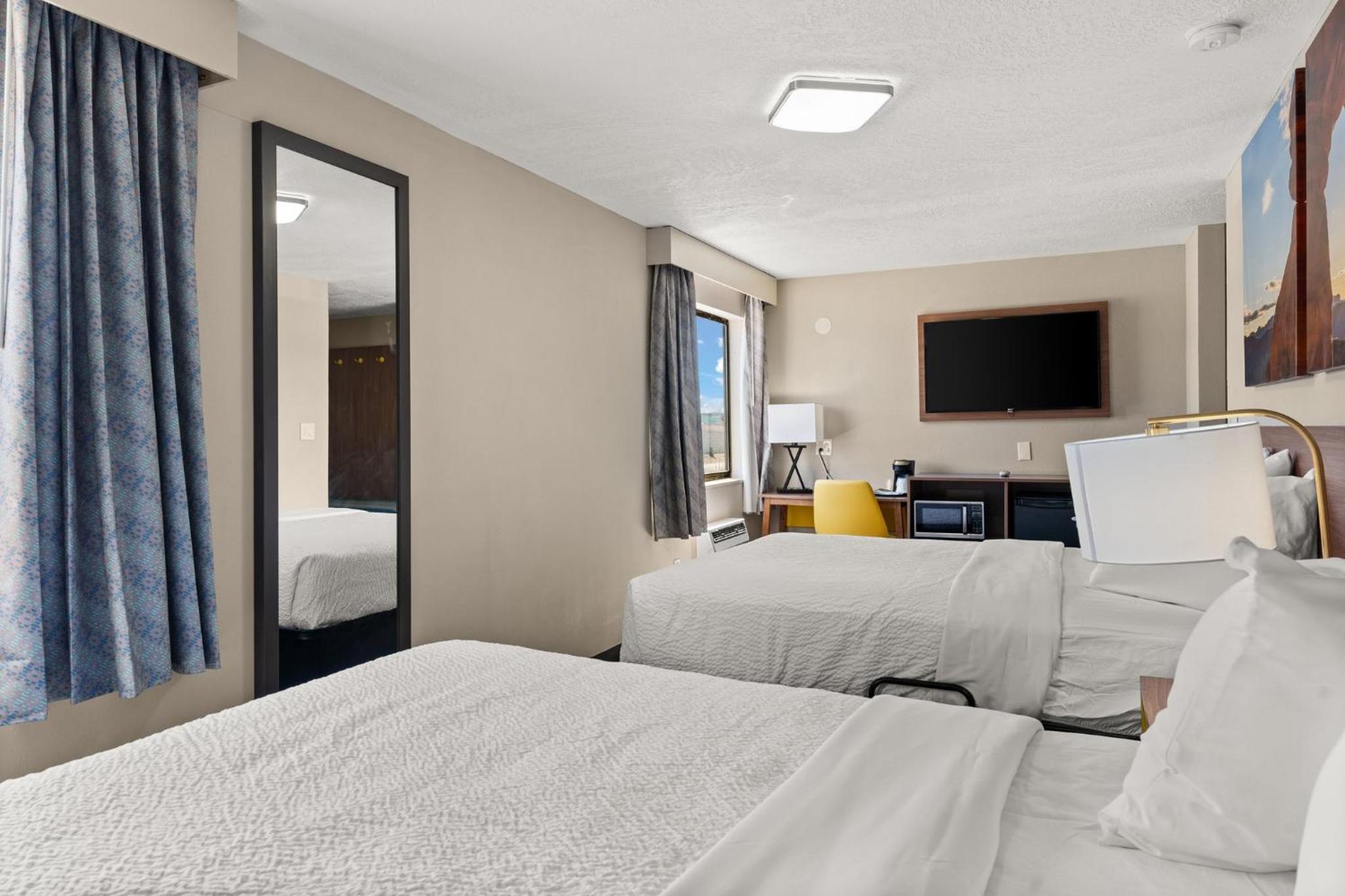 Queen Room with Two Queen Beds - Non-Smoking - Photo 5