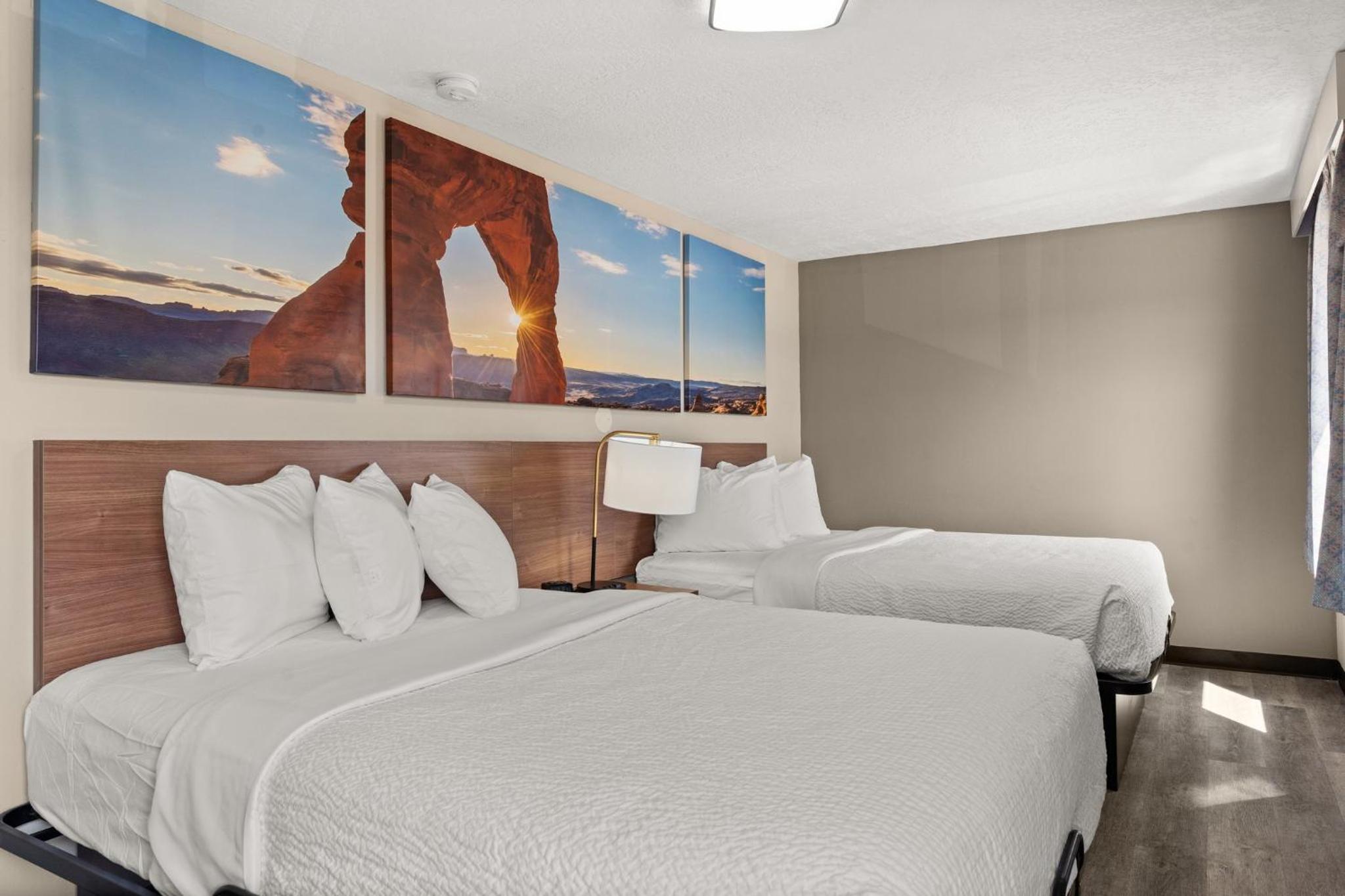 Queen Room with Two Queen Beds - Non-Smoking - Photo 4