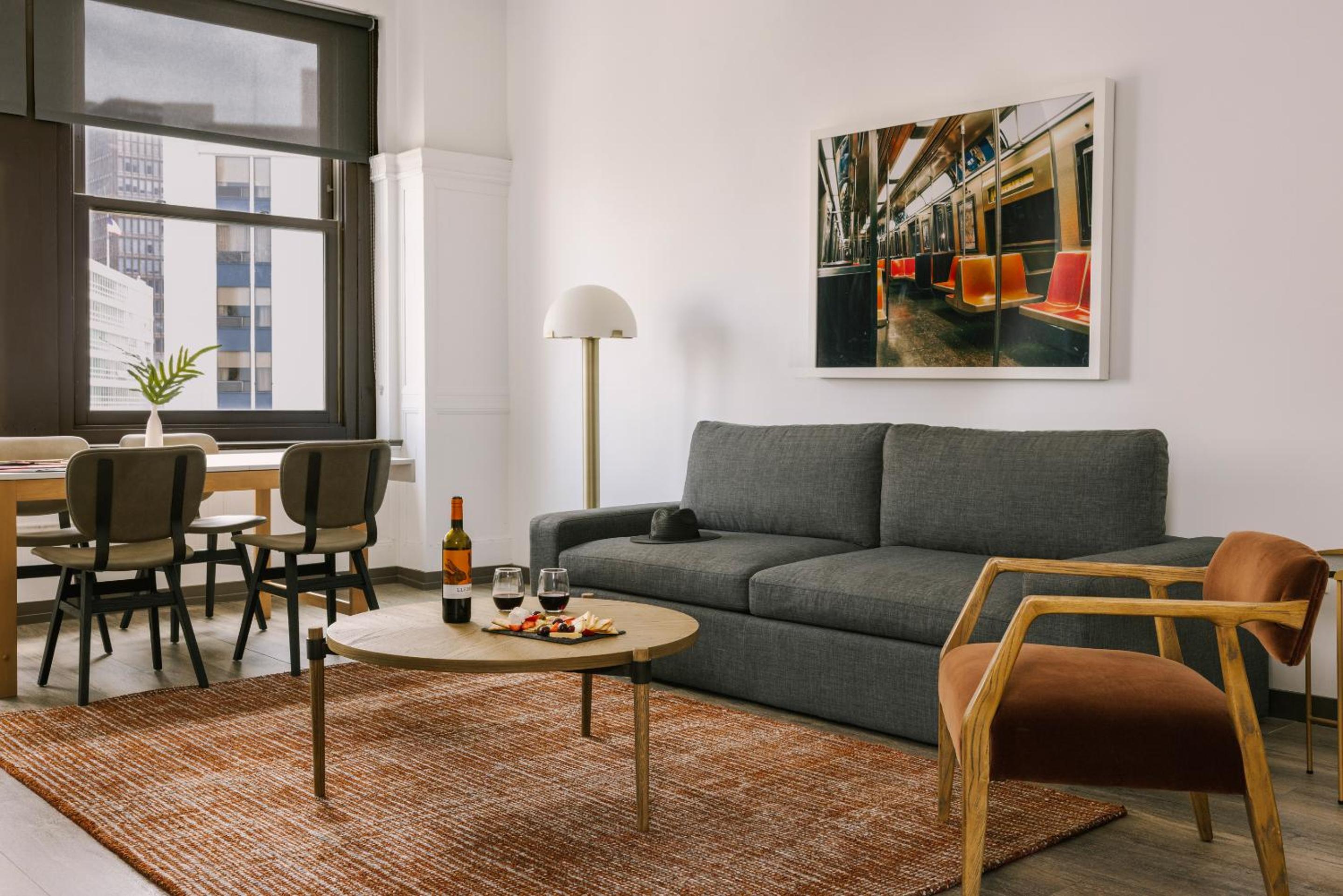 One-Bedroom Apartment photo 1