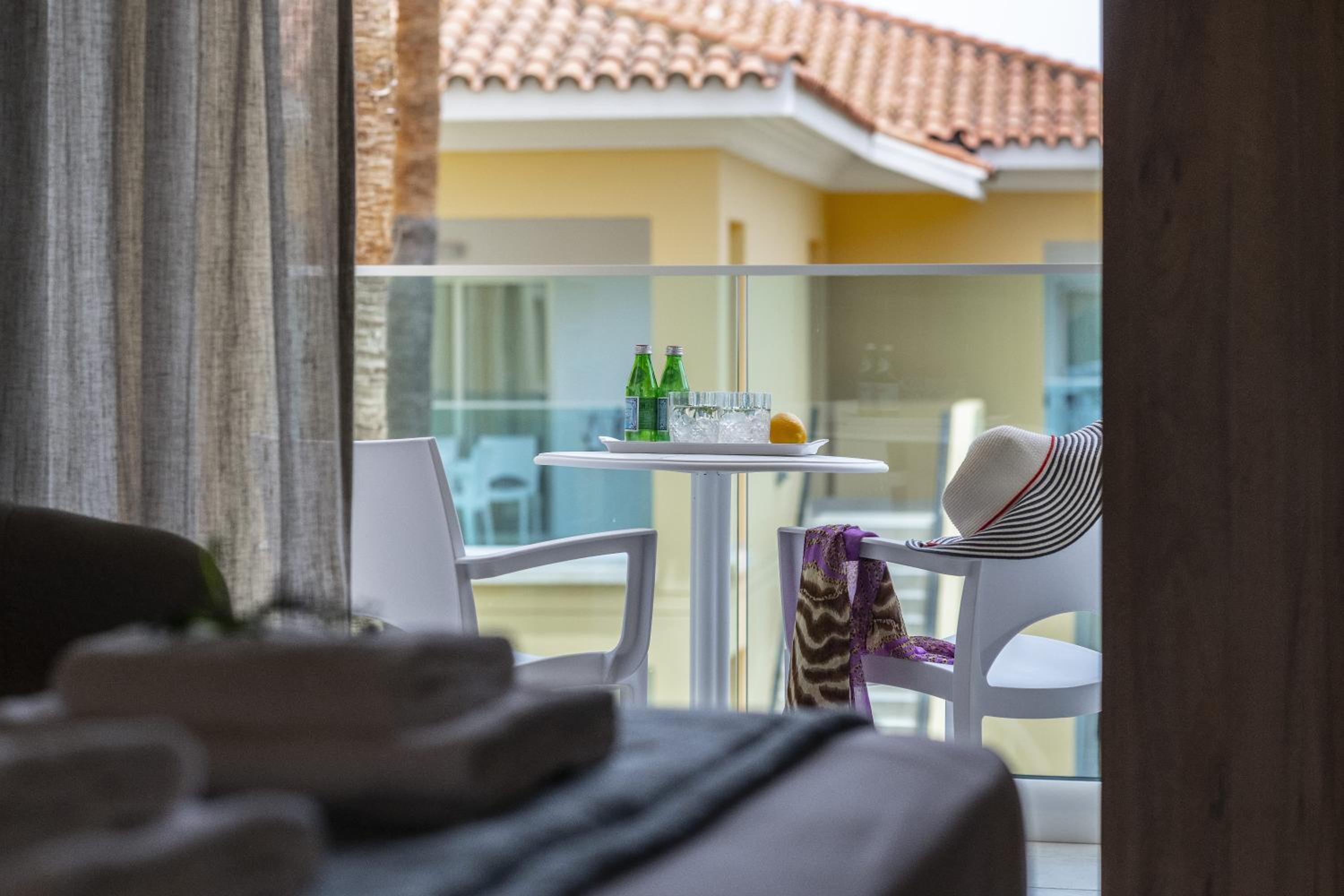 Double Room with Balcony - Photo 4
