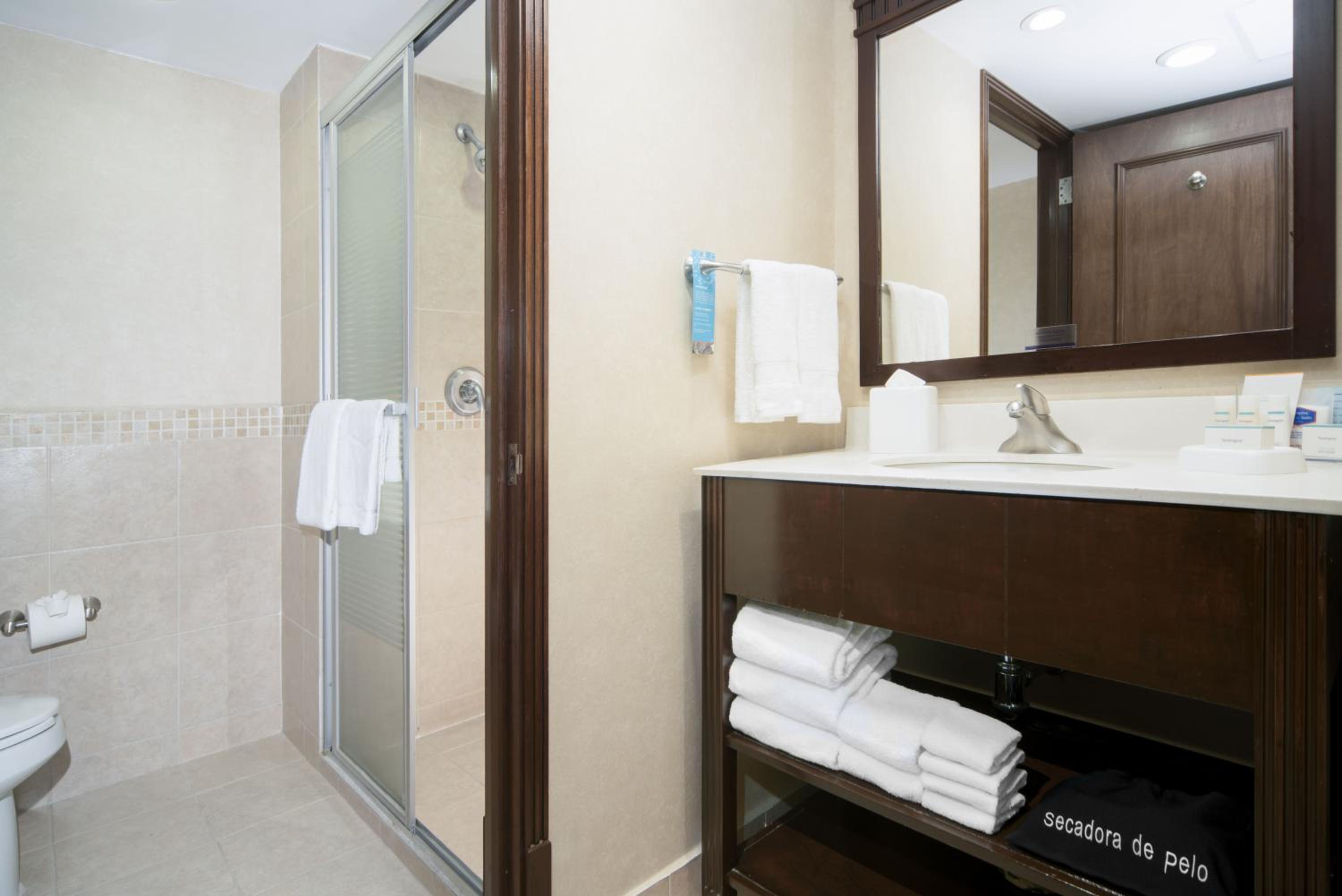 Room with Two Queen Beds - Non-Smoking - Photo 3