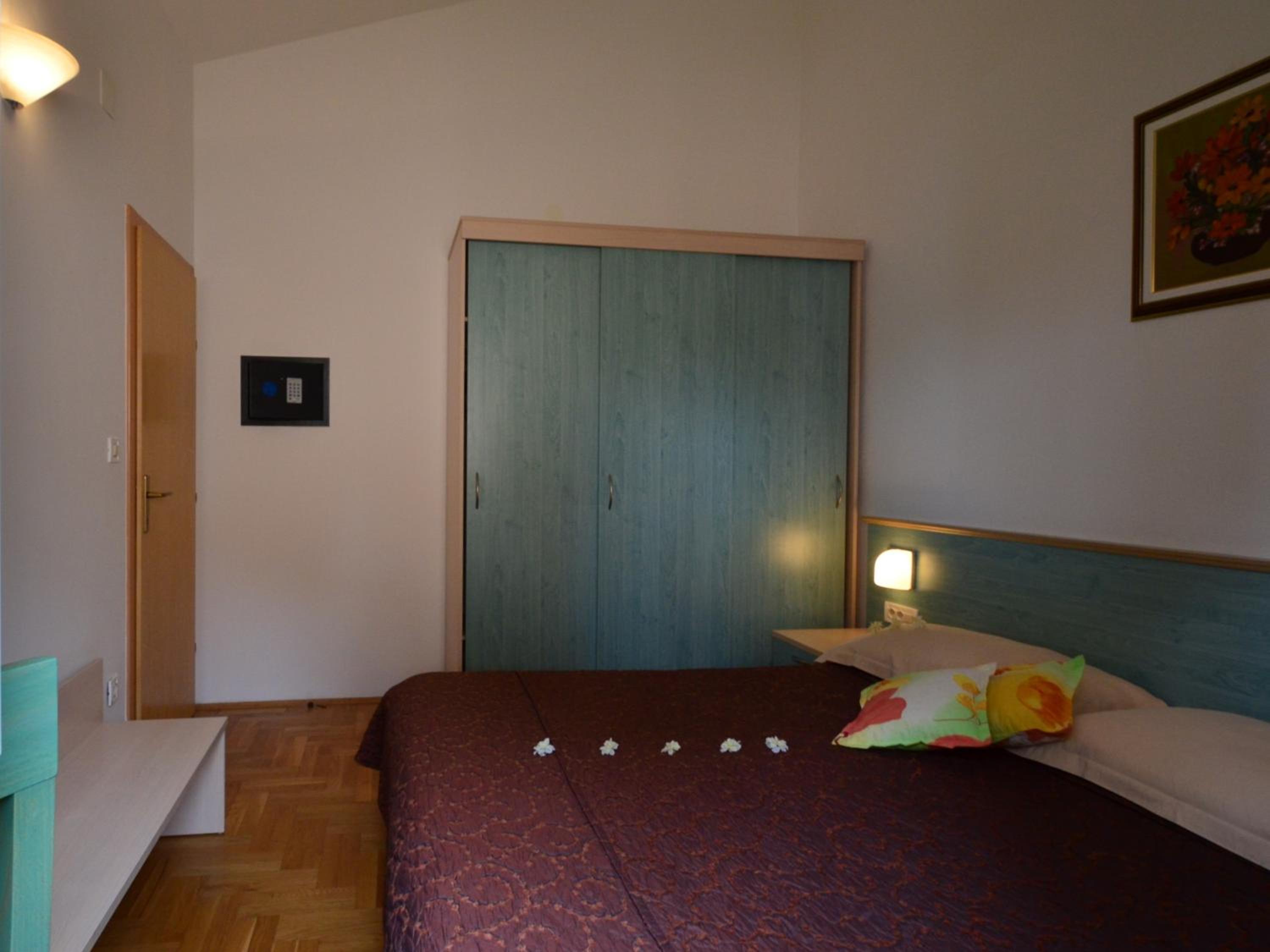 Superior One-Bedroom Apartment - Photo 16