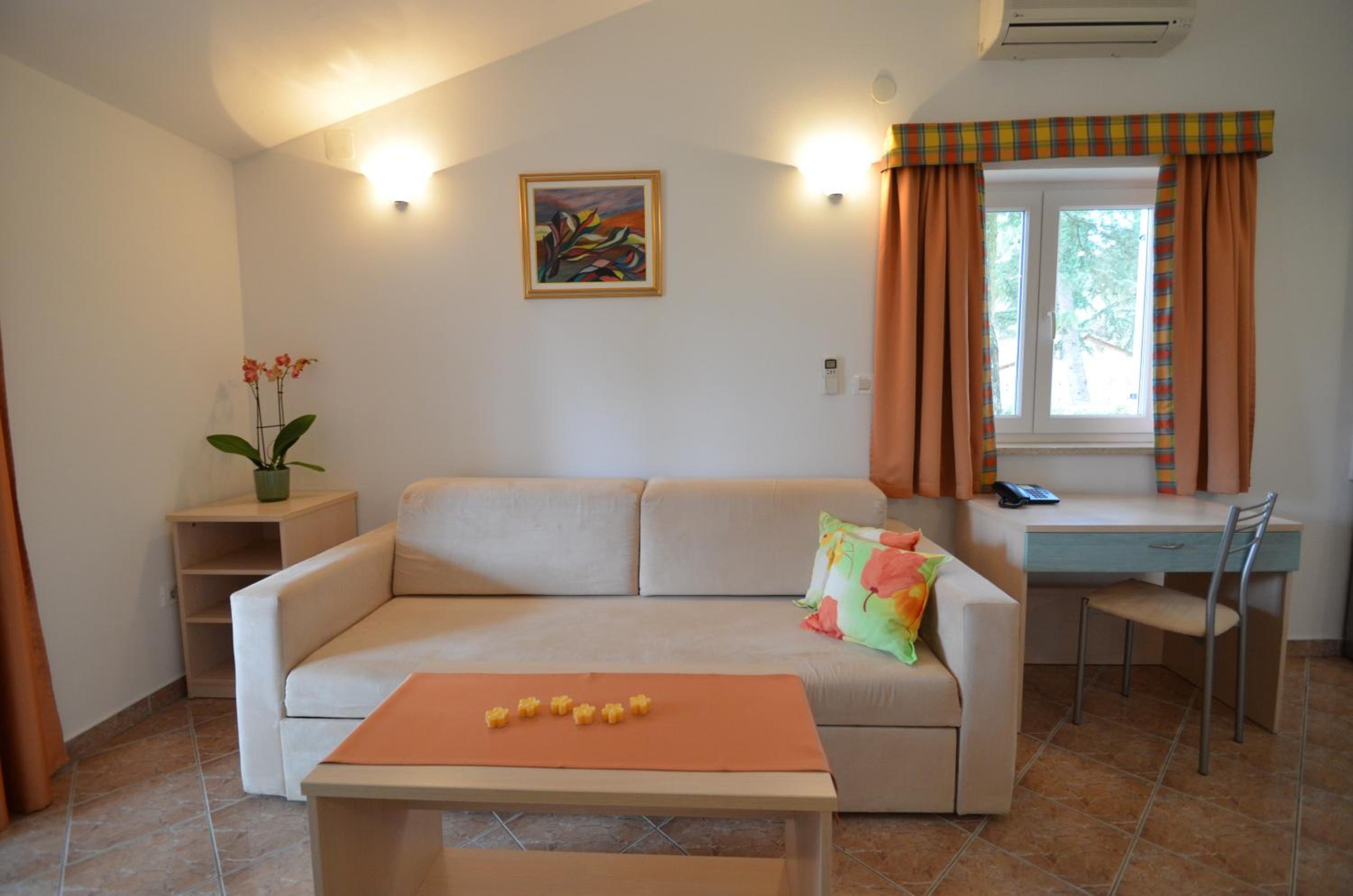 Superior One-Bedroom Apartment - Photo 14