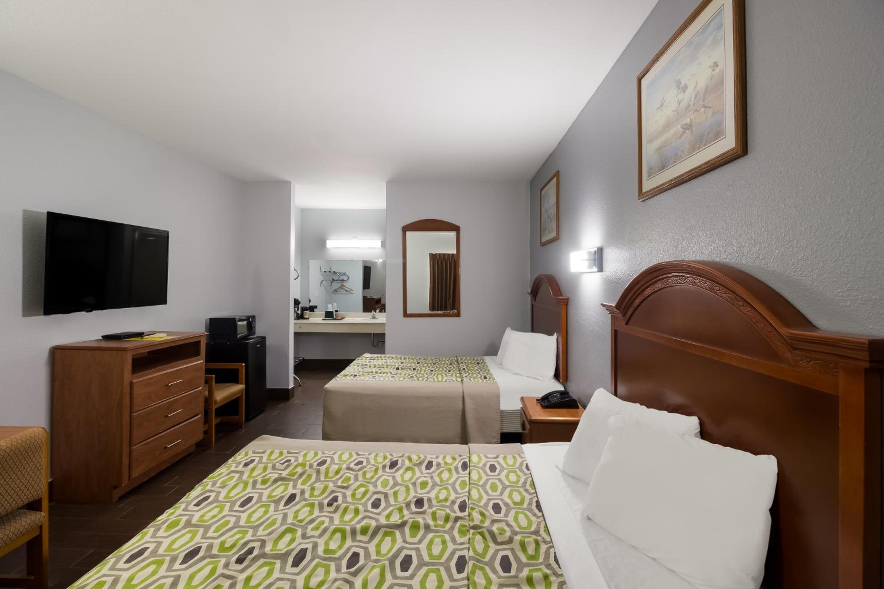 Queen Room with Two Queen Beds - Photo 2