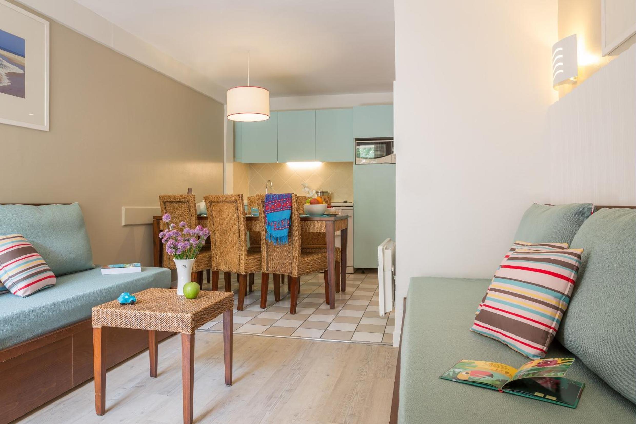 One-Bedroom Apartment with Sleeping Alcove and Terrace or Balcony (6 People) photo 1