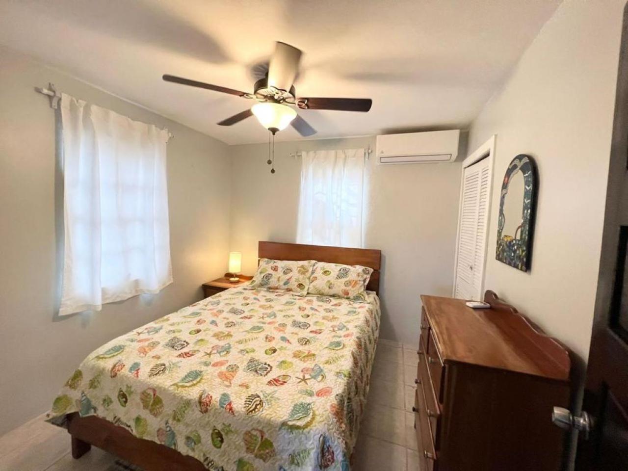 Three-Bedroom House photo 2