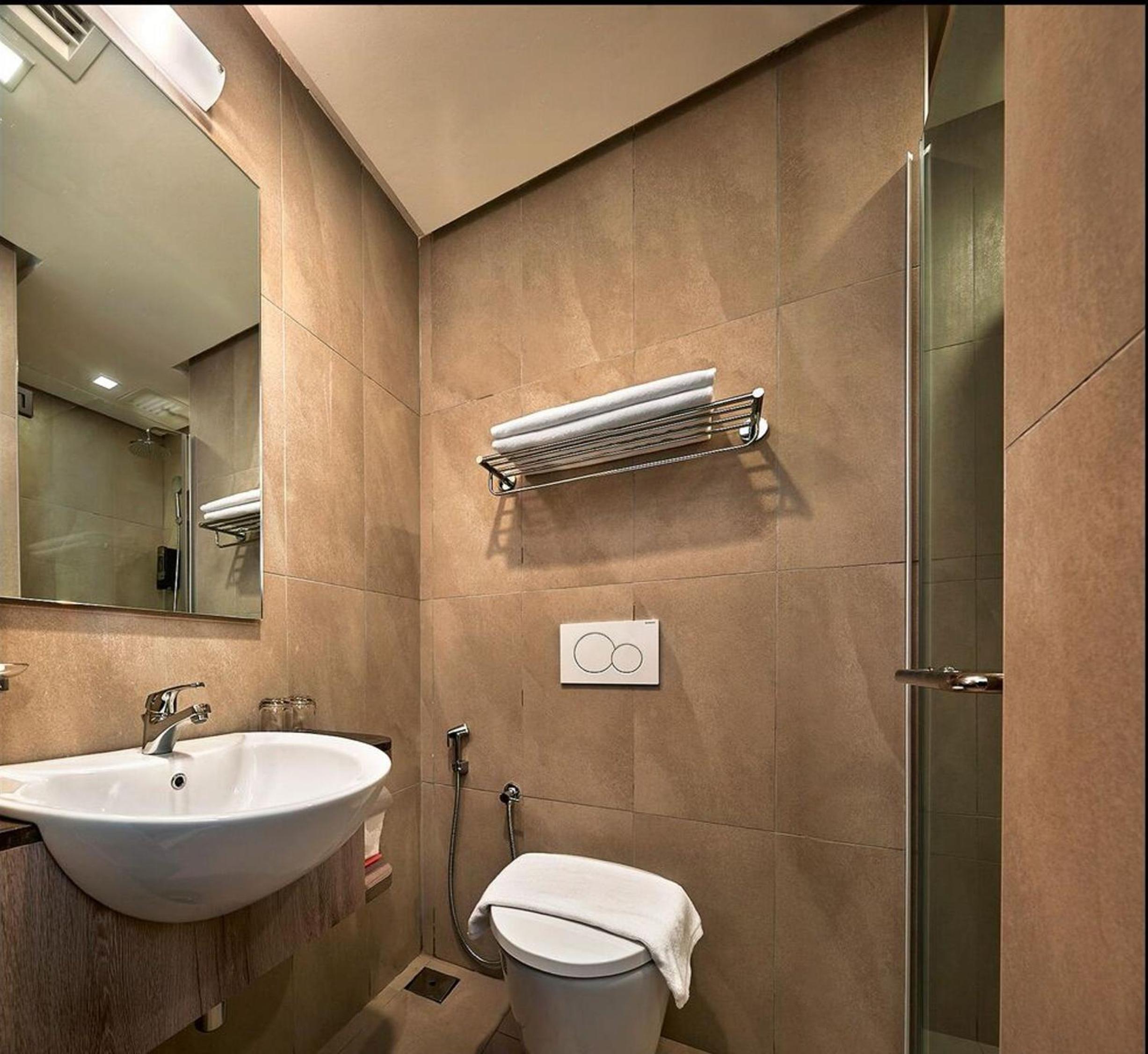 Standard Queen Room - Photo 8