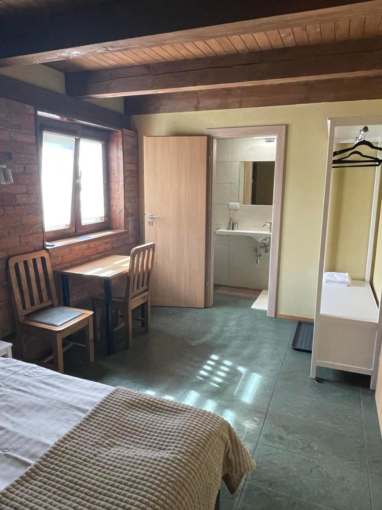 Double Room with Private Bathroom - Photo 8