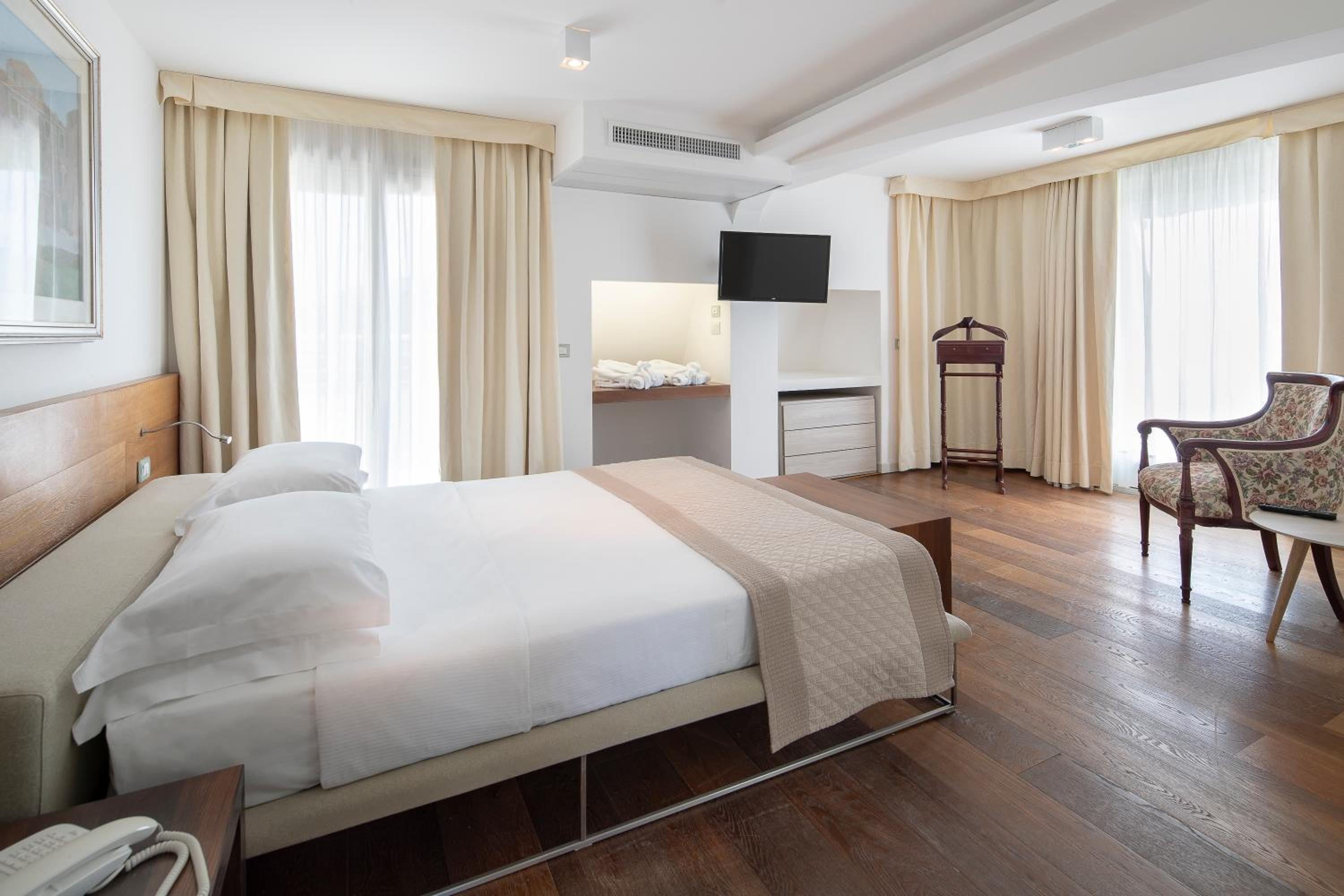 Deluxe Suite with Sea View photo 3