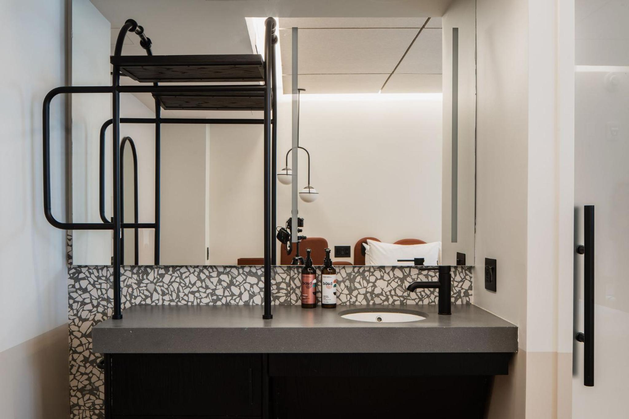 Compact Queen Room - Mobility Access/Communication Assistance photo 2