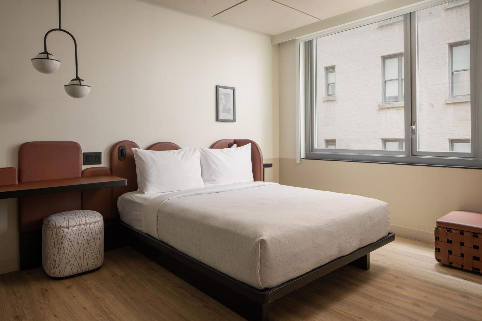 Compact Queen Room - Communication Assistance photo 2