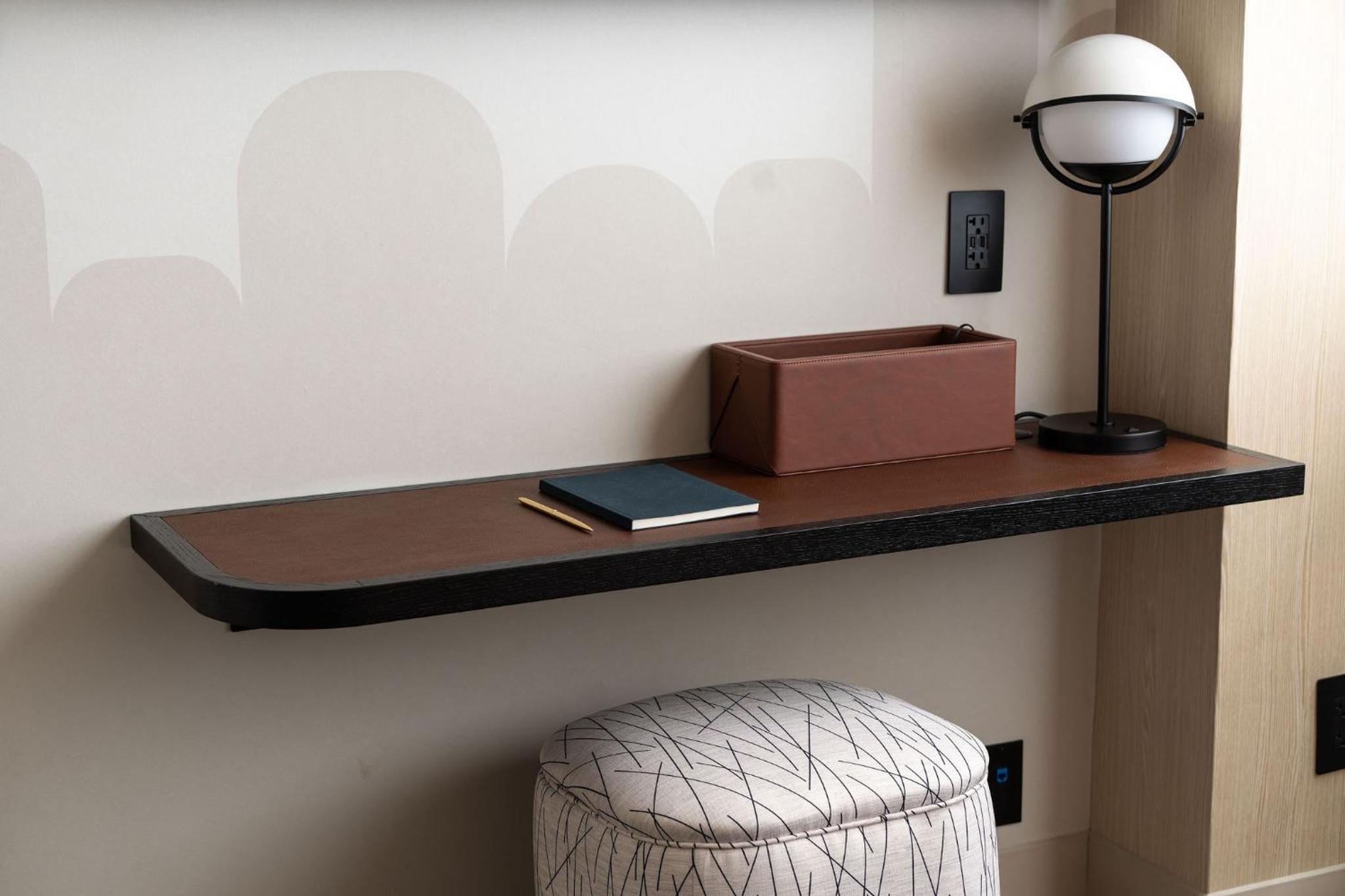 Queen Room with City View and Wall Bed thumbnail 5