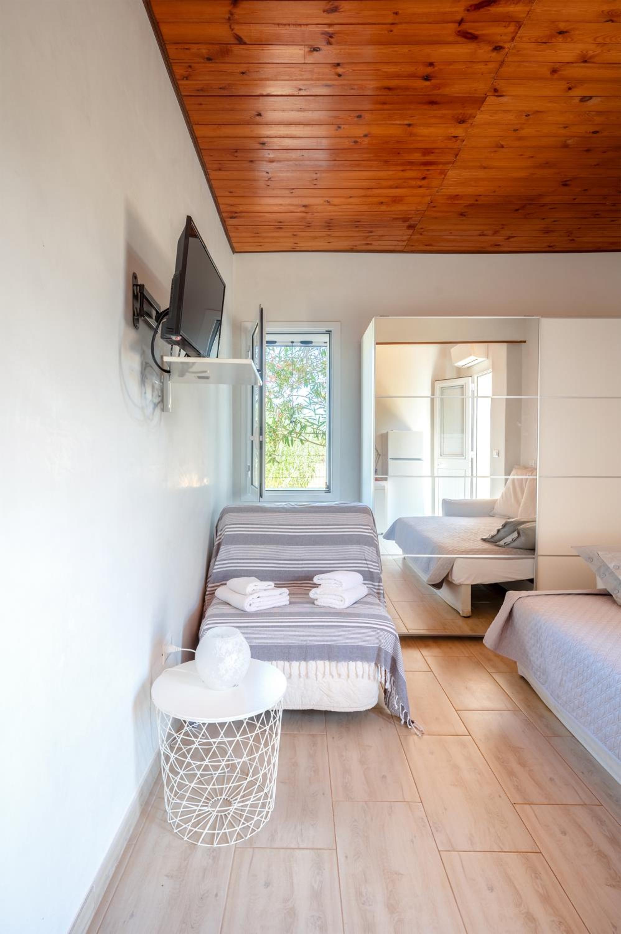 Double Room with Garden View - Photo 13