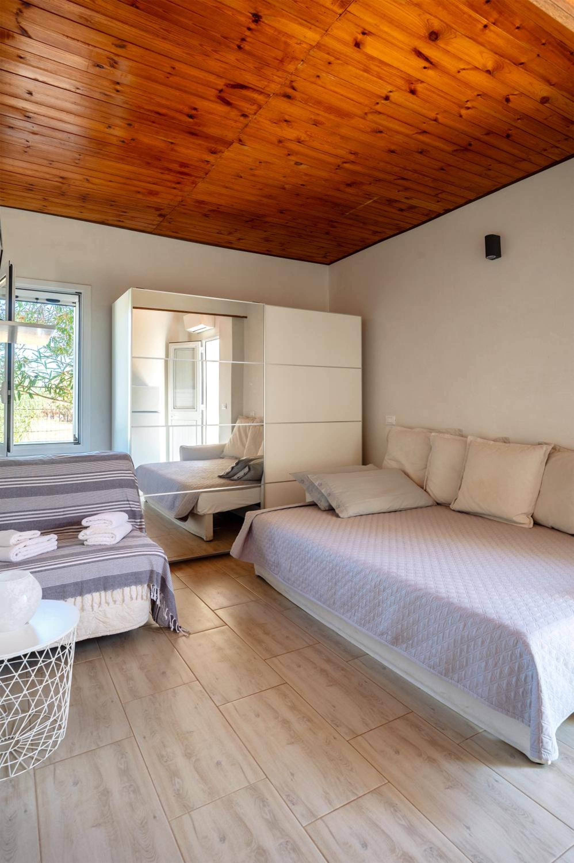 Double Room with Garden View - Photo 16