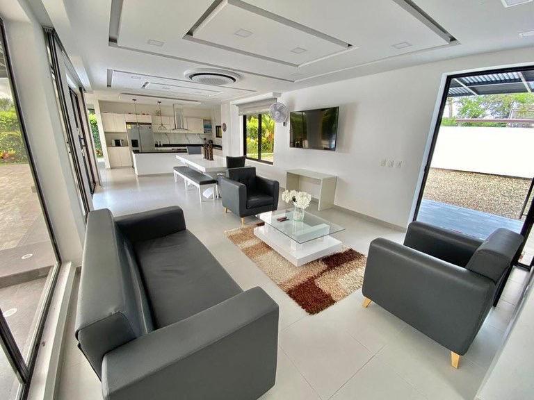 Six-Bedroom House photo 1