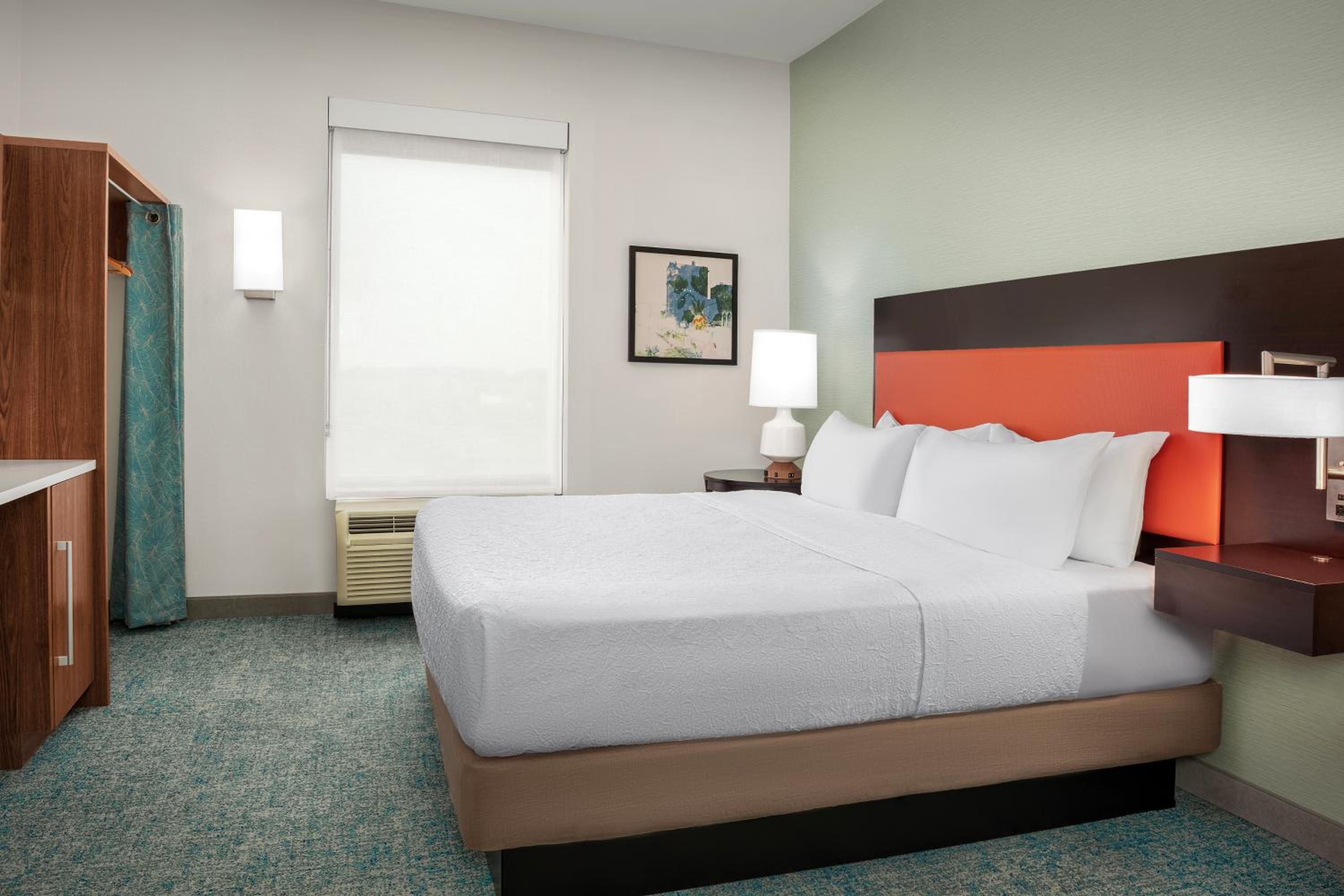 King Suite - Mobility and Hearing Access/Non-Smoking photo 3