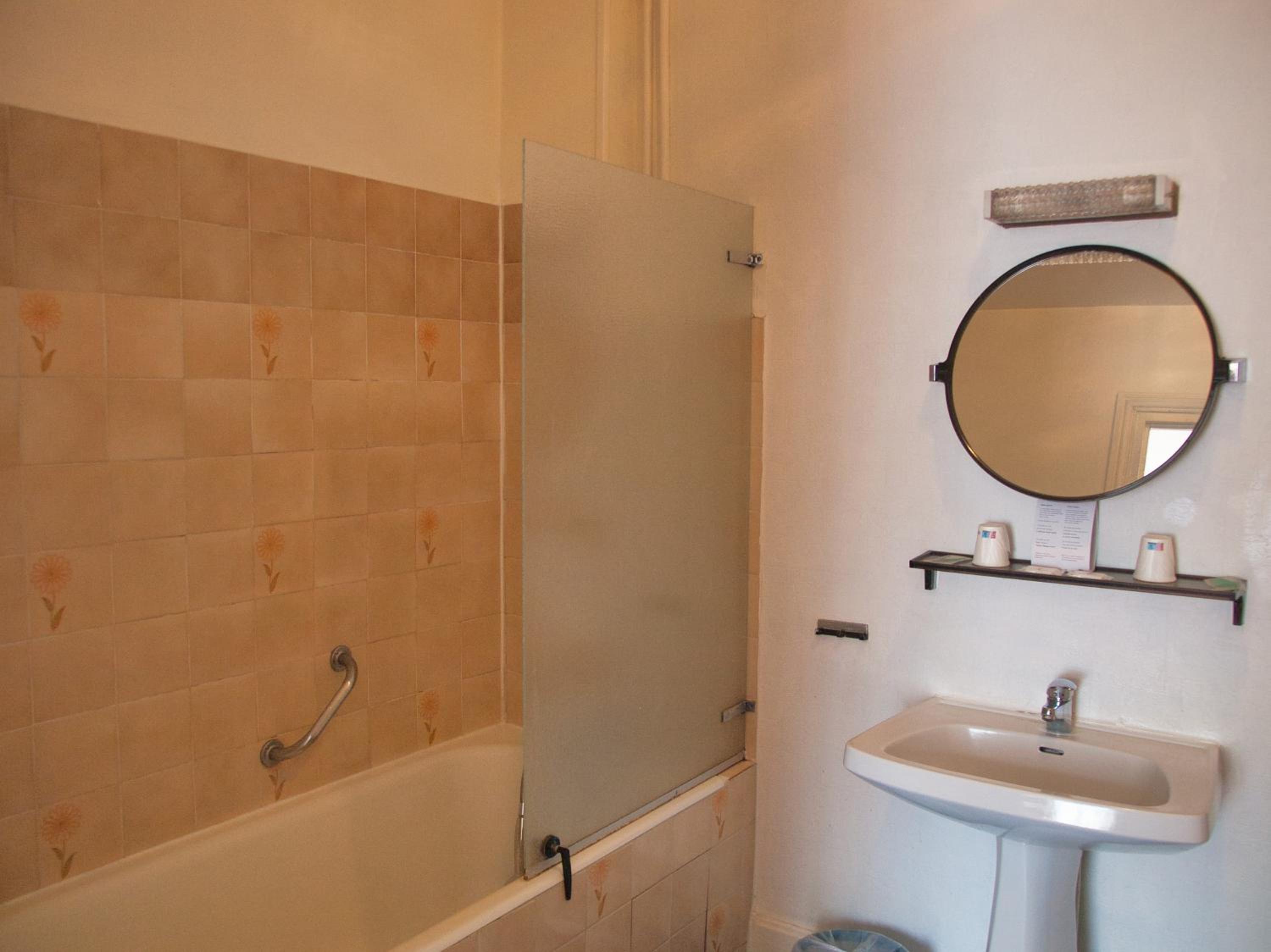 Budget Double Room - Photo 2
