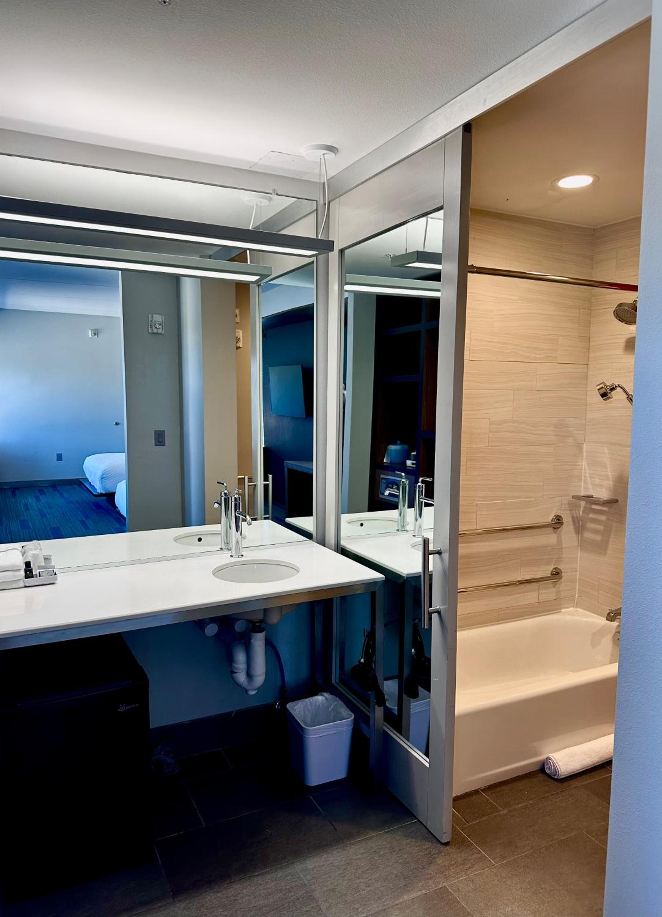 Breezy Double Queen, Guest room, 2 Queen, High floor