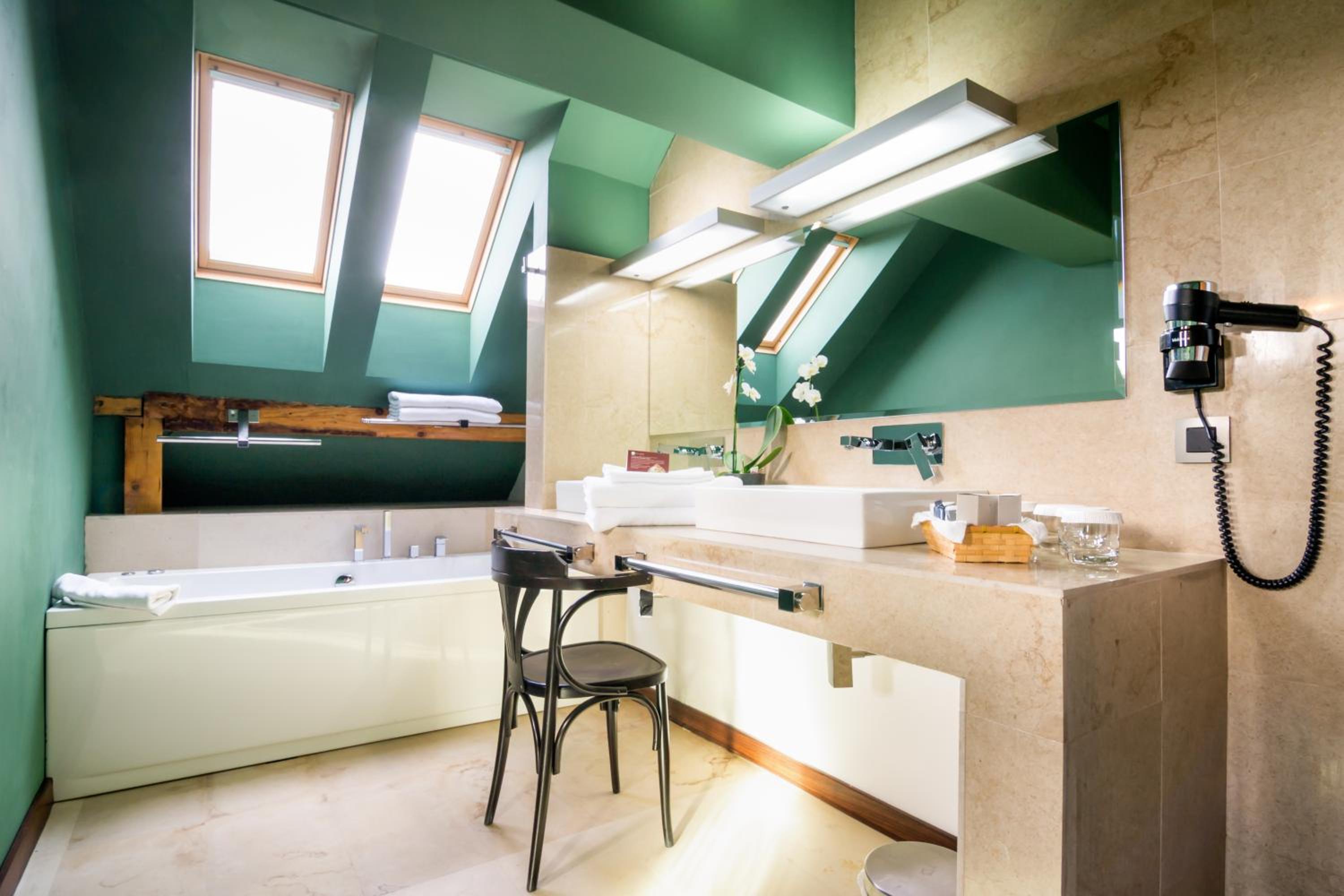 Suite - Photo 24