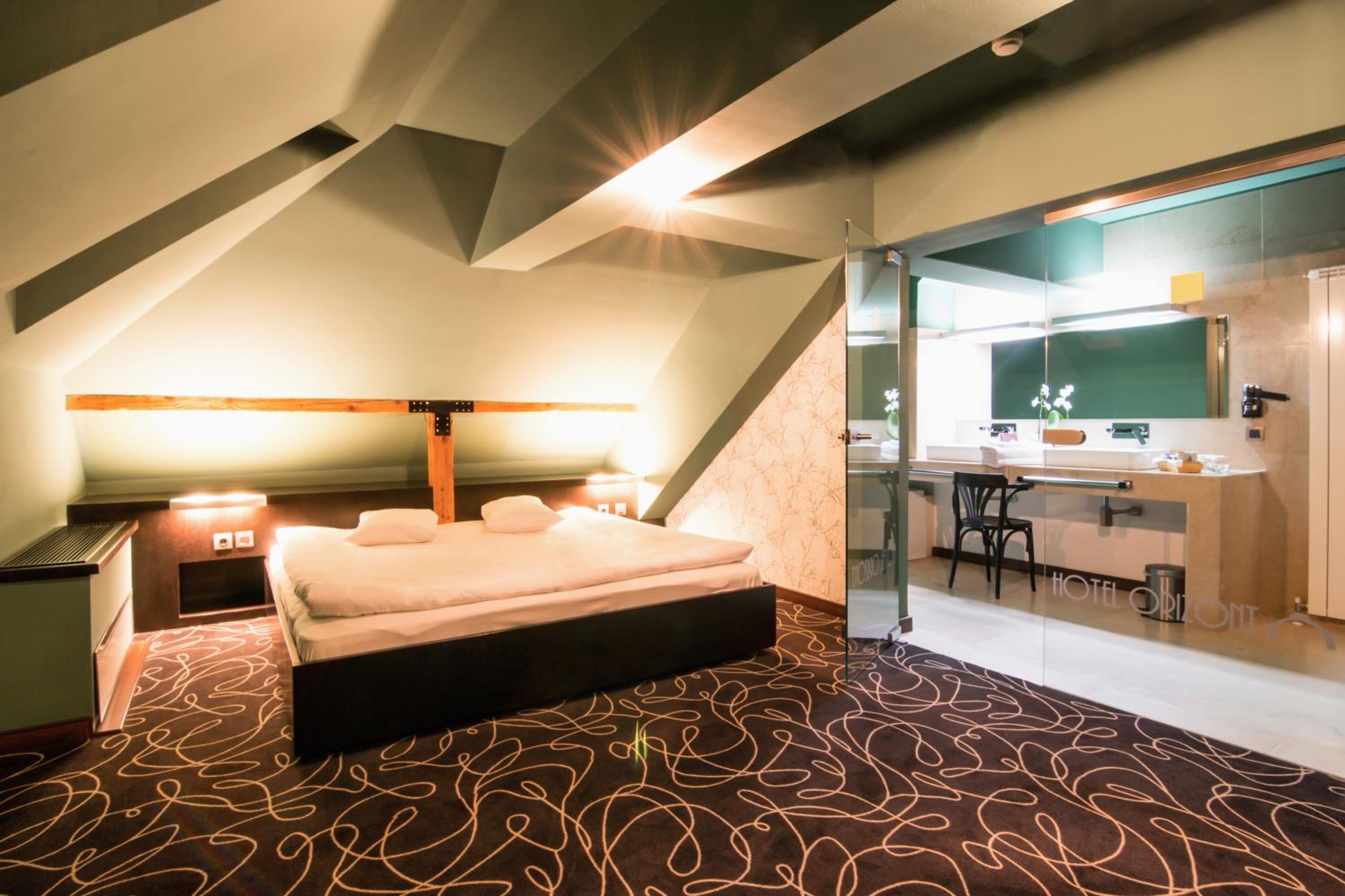 Suite - Photo 26