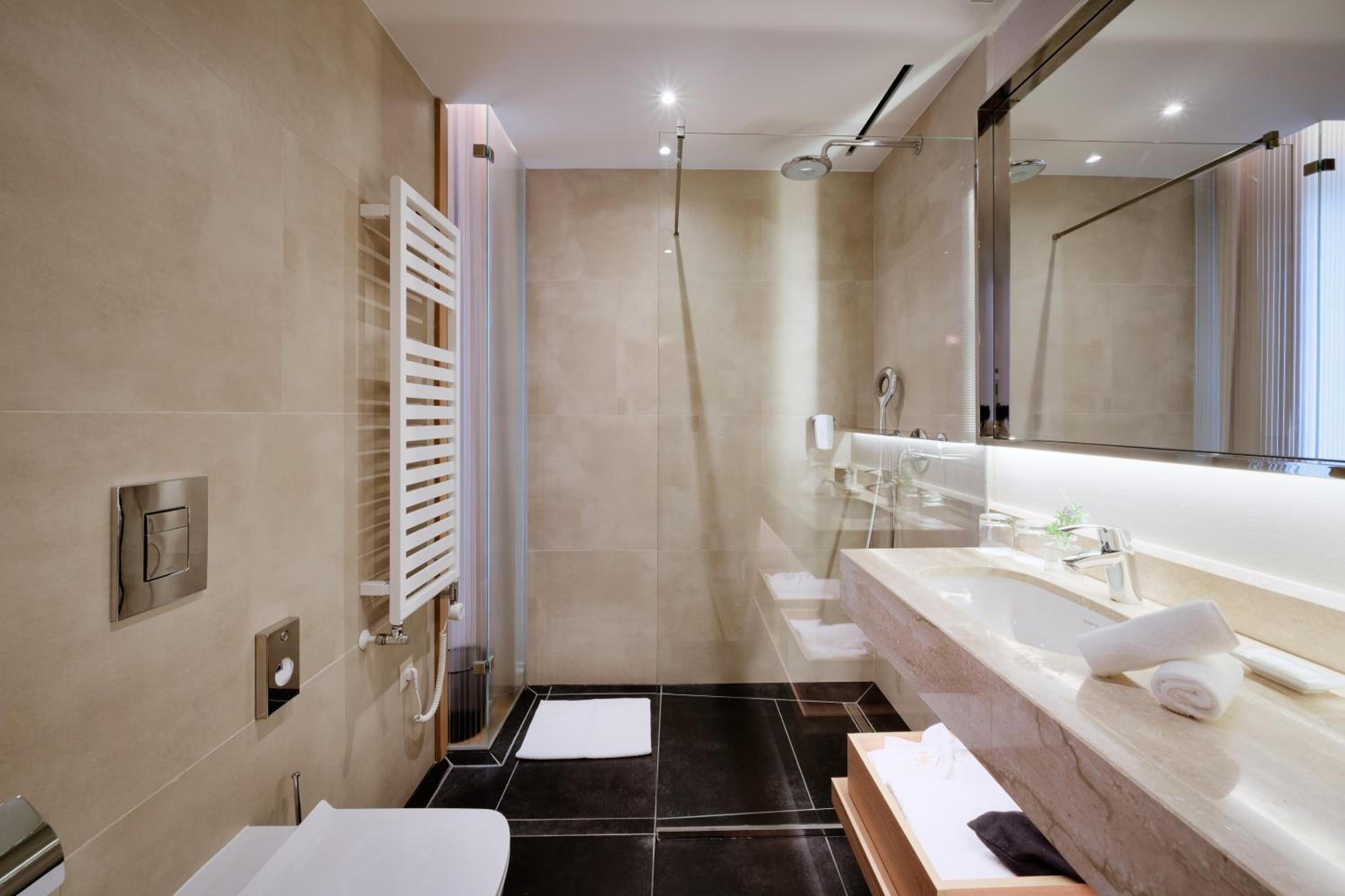 Deluxe King Room - Photo 4