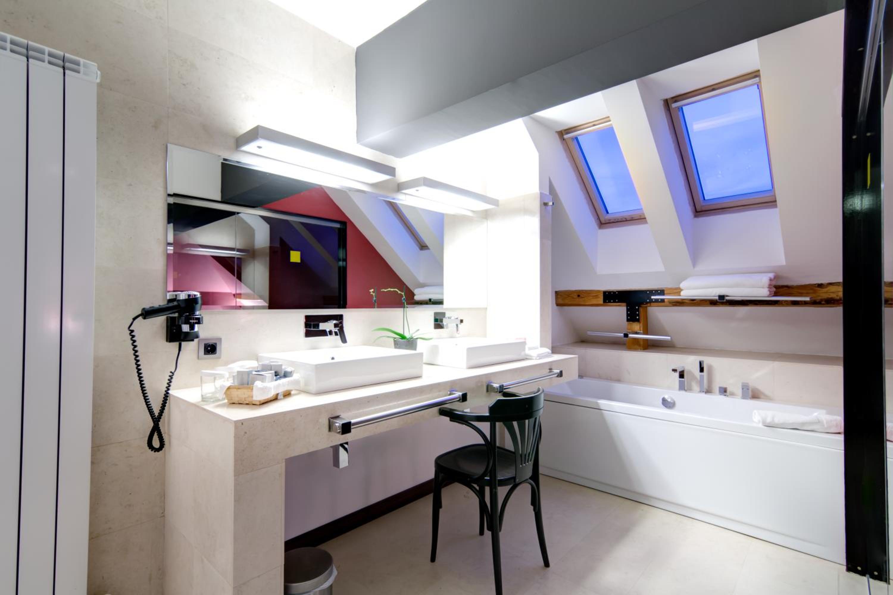 Suite - Photo 30