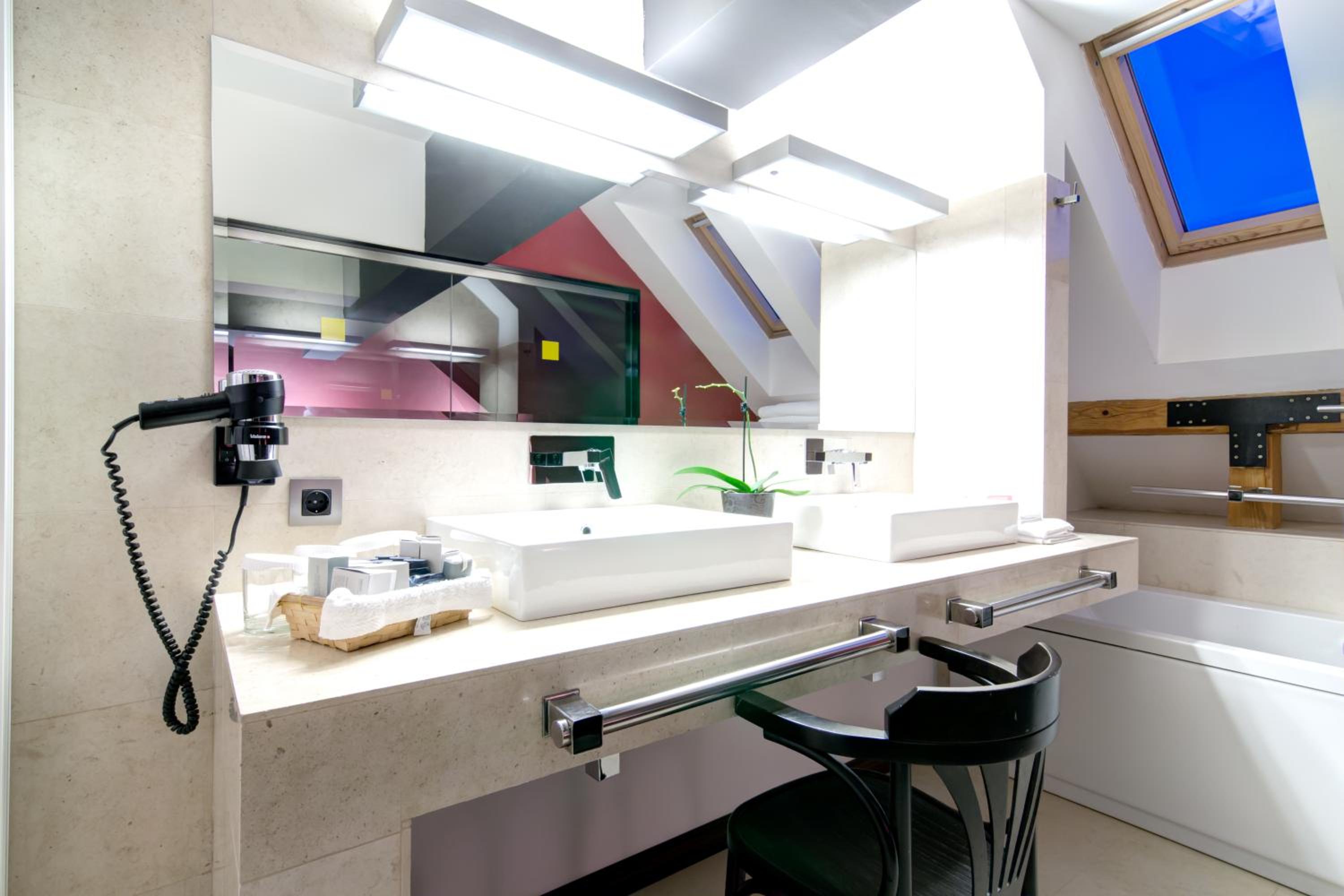 Suite - Photo 2