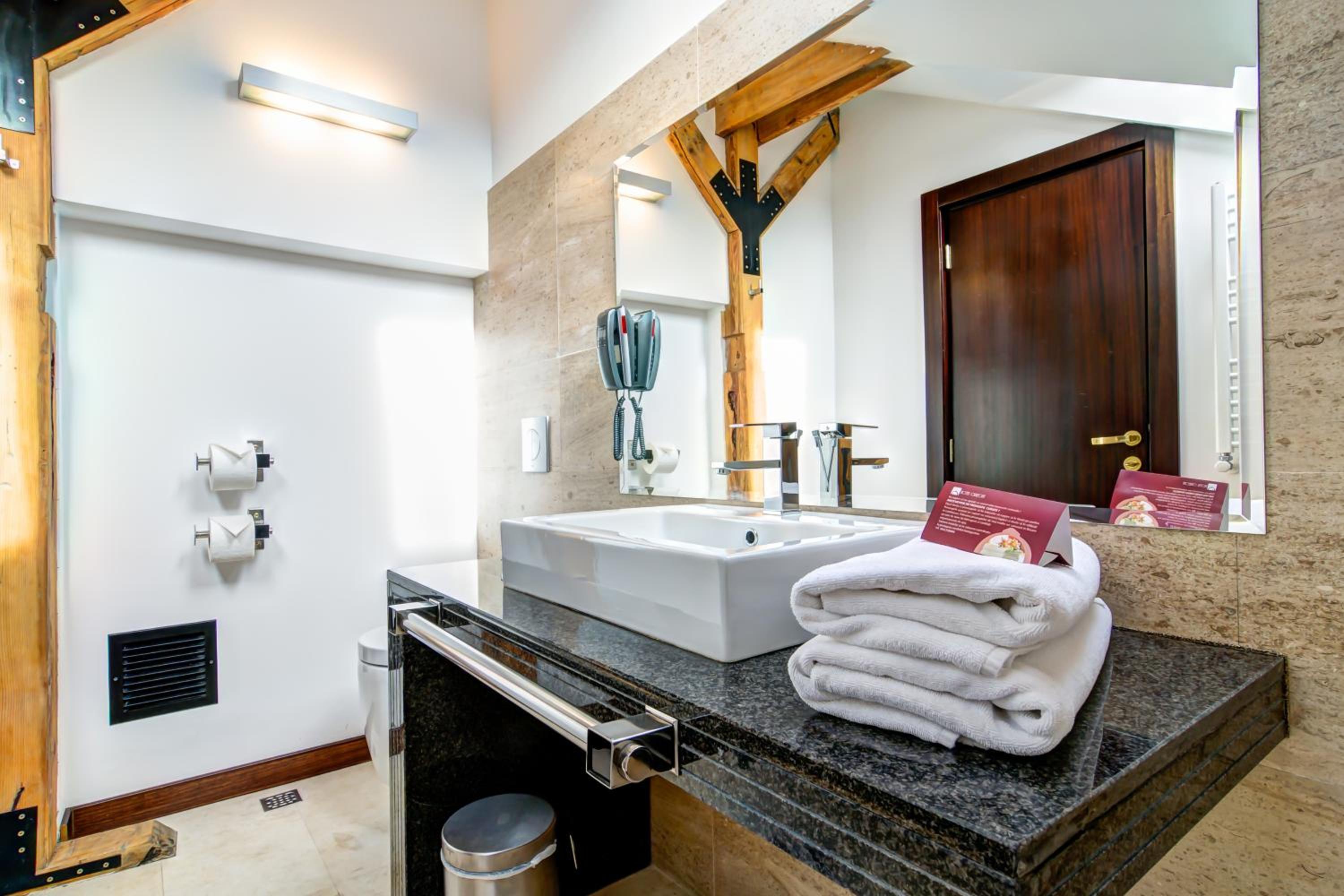 Suite - Photo 10