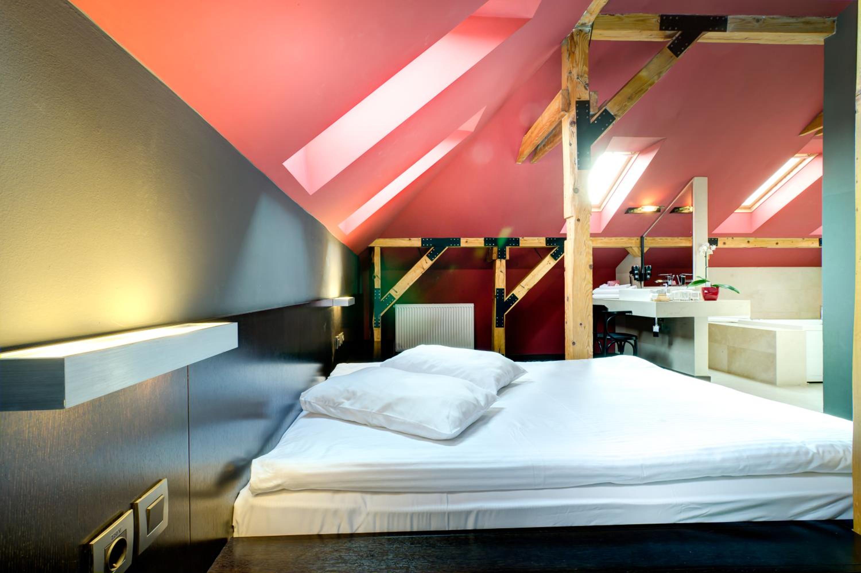 Suite - Photo 11