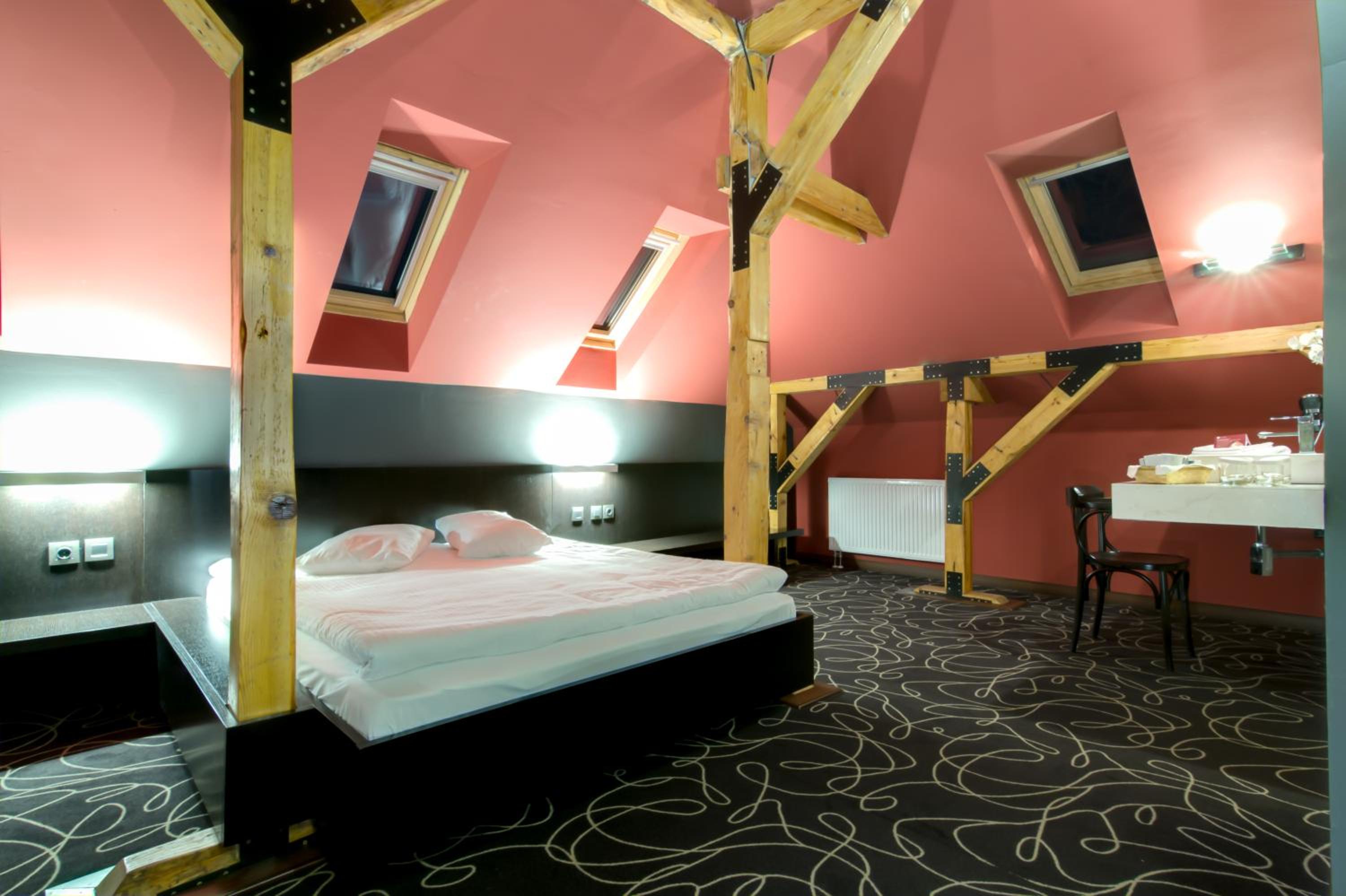 Suite - Photo 13