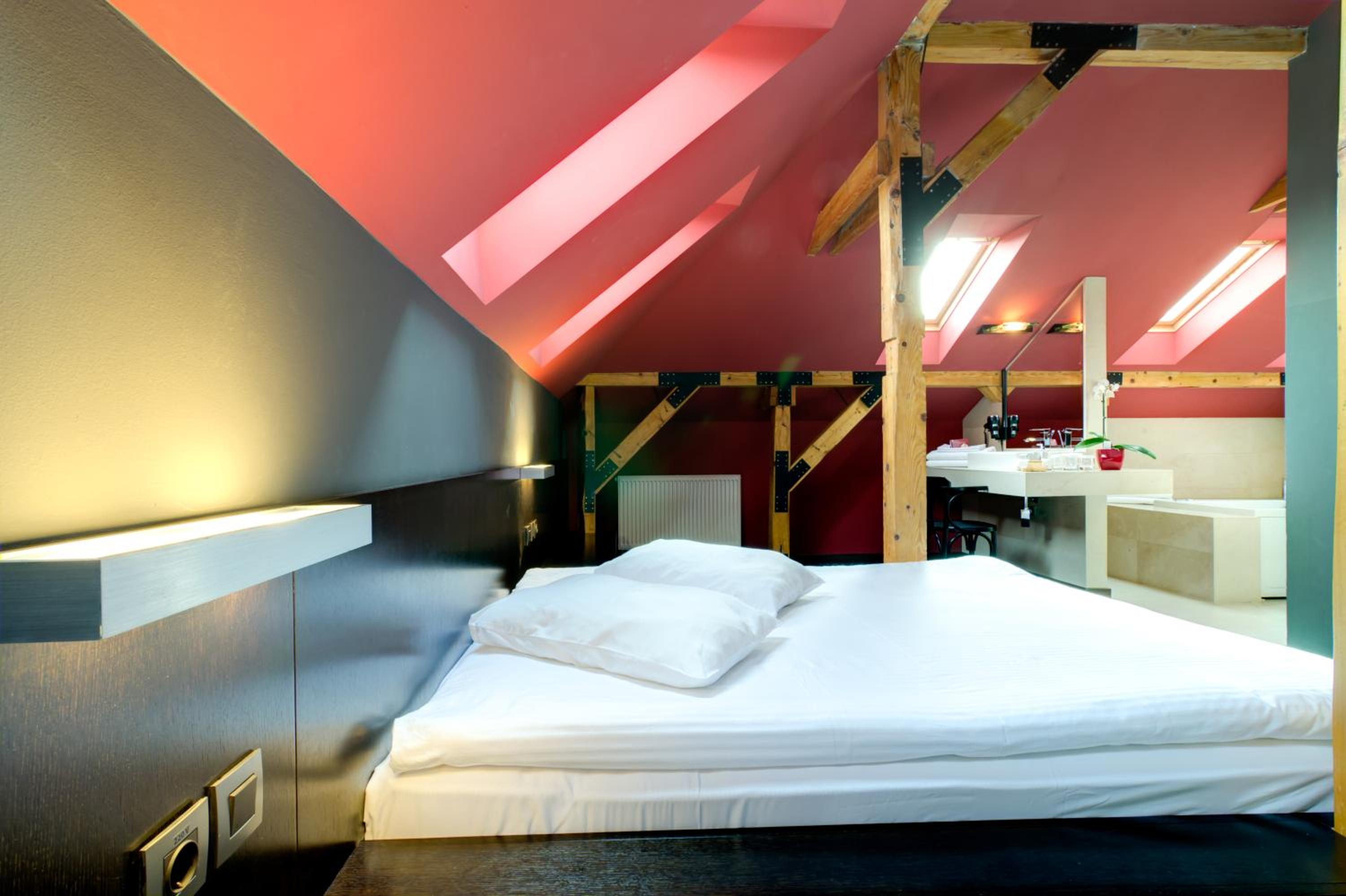 Suite - Photo 15